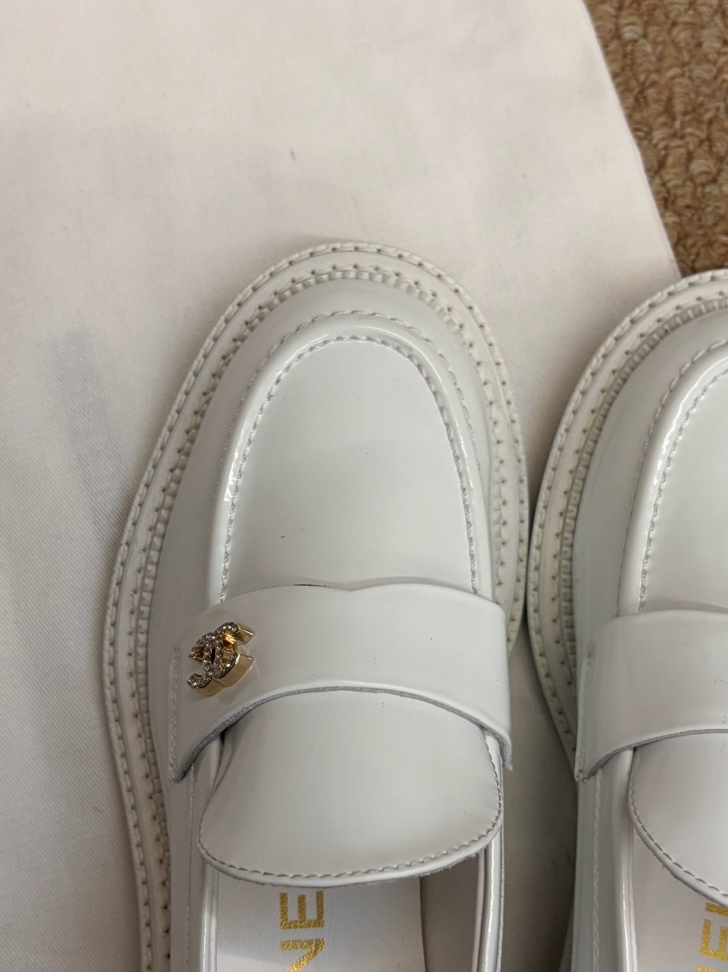 CHANEL 26S LOAFERS IN WHITE PATENT CALFSKIN CC LOGO