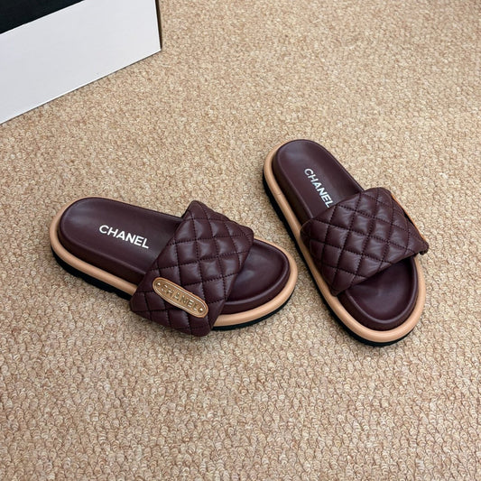 CHANEL 26S ШЛЬОПАНЦІ-САНДАЛІЇ З БОРДОВОЇ ЧЕРВОНОЇ СТЬОБАНОЇ ТЕЛЯЧОЇ ШКІРИ З ЛОГОТИПОМ