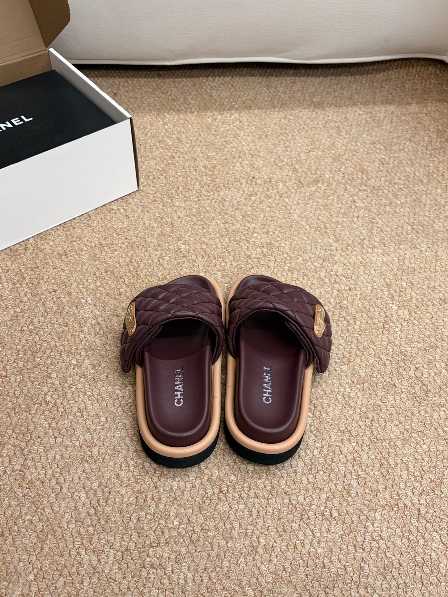 CHANEL 26S SLIDE SANDALS IN BURGUNDY RED QUILTED CALFSKIN WITH LOGO PLAQUE