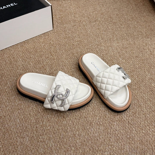 Сандалії CHANEL 26S (Шльопки) зі стьобаної телячої шкіри білого кольору, срібляста фурнітура