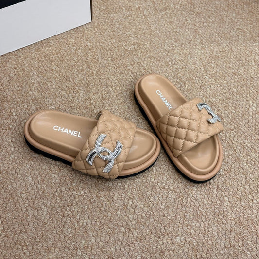 САНДАЛІ-ШЛЬОПАНЦІ CHANEL 26S З БЕЖЕВОЇ ПРОСТЬОБАНОЇ ТЕЛЯЧОЇ ШКІРИ, СРІБНА ФУРНІТУРА