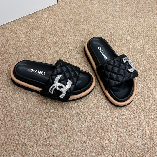 Босоніжки-слайди CHANEL 26S з чорної стьобаної телячої шкіри зі сріблястою фурнітурою