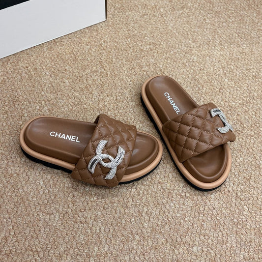 БОСОНІЖКИ-ШЛЬОПАНЦІ CHANEL 26S З КОРИЧНЕВОЇ СТЬОБАНОЇ ТЕЛЯЧОЇ ШКІРИ, ФУРНІТУРА СРІБНОГО КОЛЬОРУ