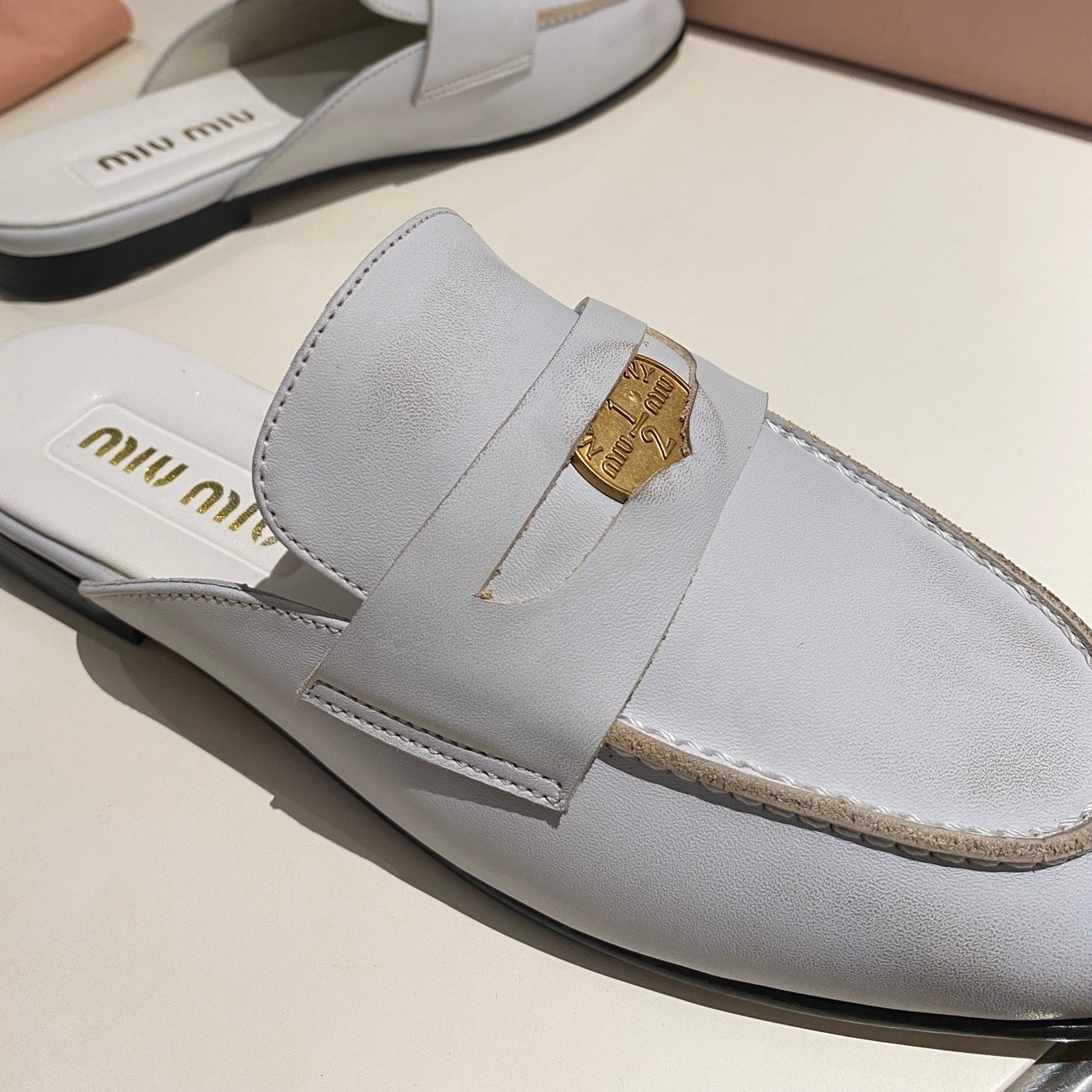 MULES SLIPPERS WHITE COWHIDE WITH GOLD COIN - 34