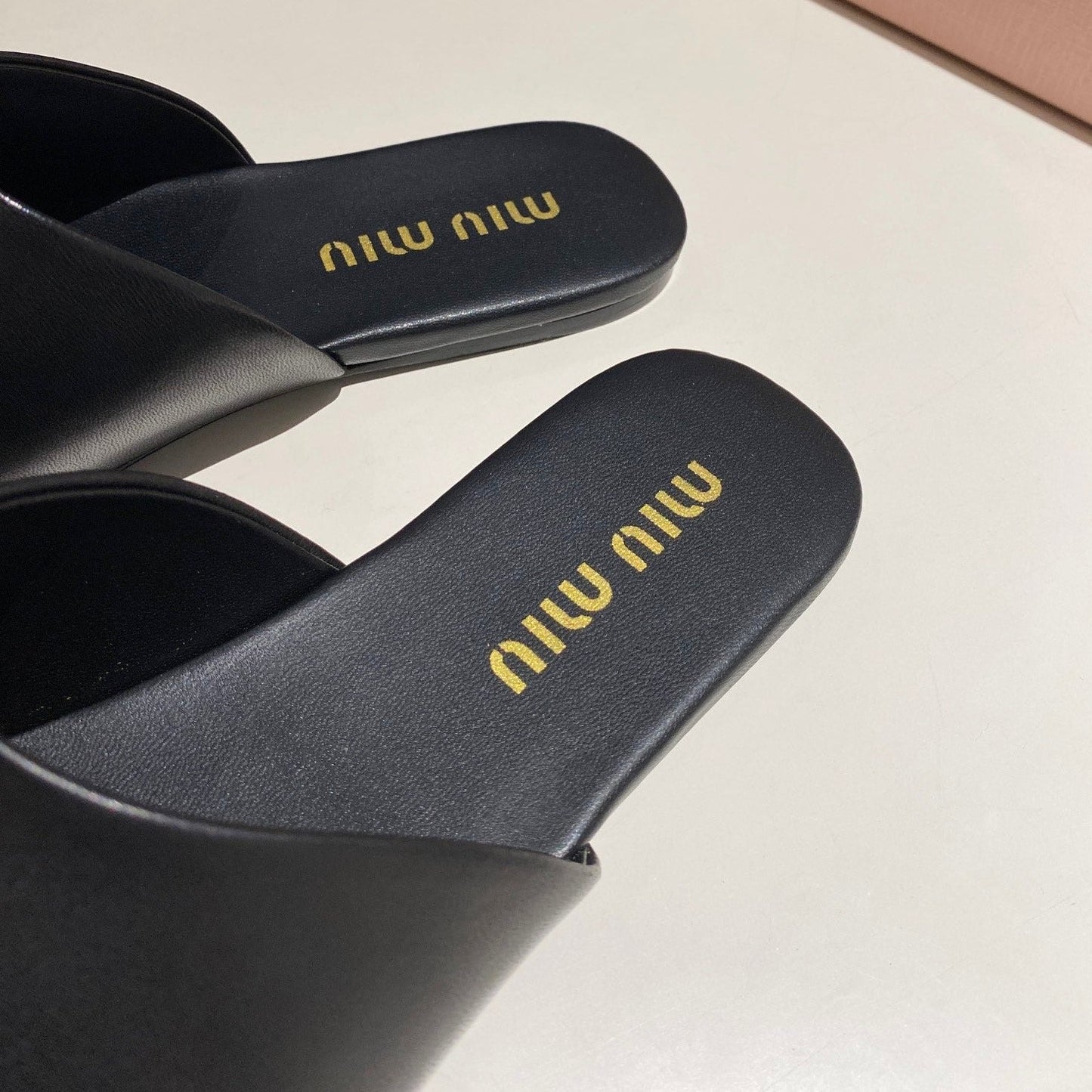 MULES SLIPPERS RETRO BLACK COWHIDE - 34