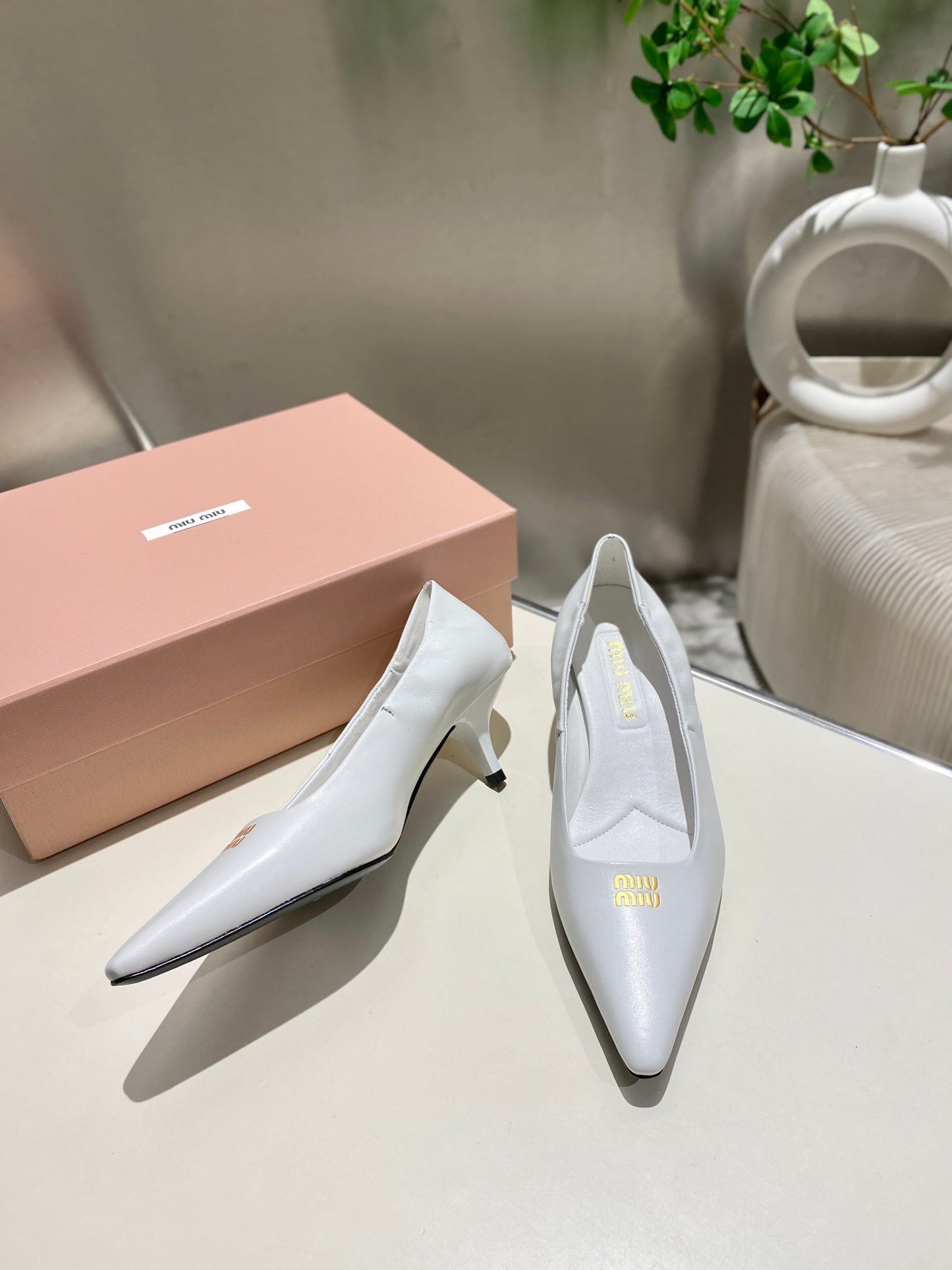 POINTED-TOE MID HEEL PUMPS IN WHITE SMOOTH LAMBSKIN - 34