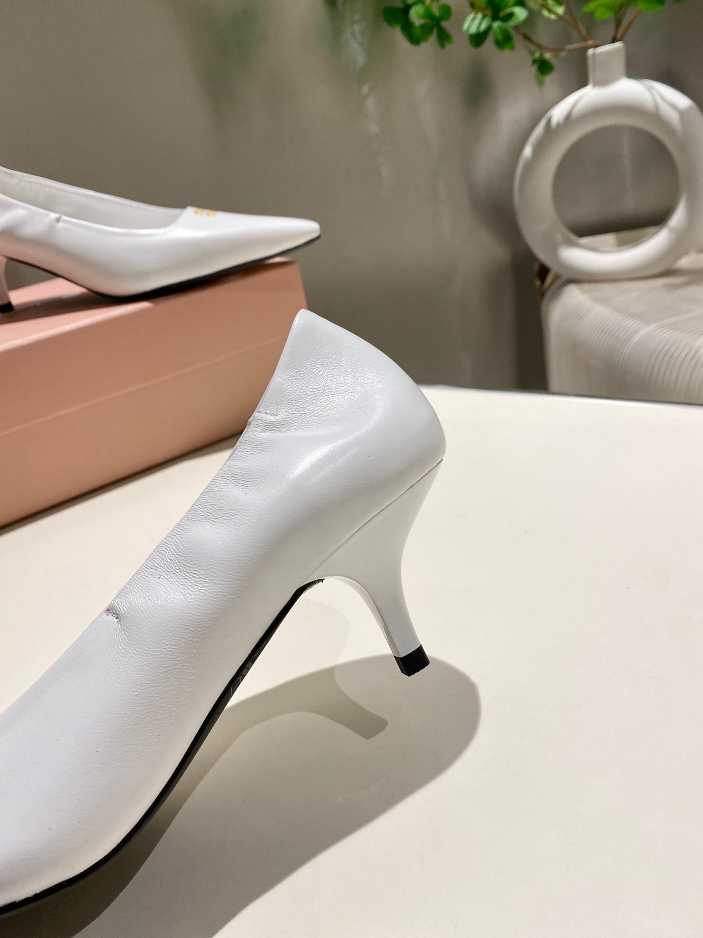 POINTED-TOE MID HEEL PUMPS IN WHITE SMOOTH LAMBSKIN - 34