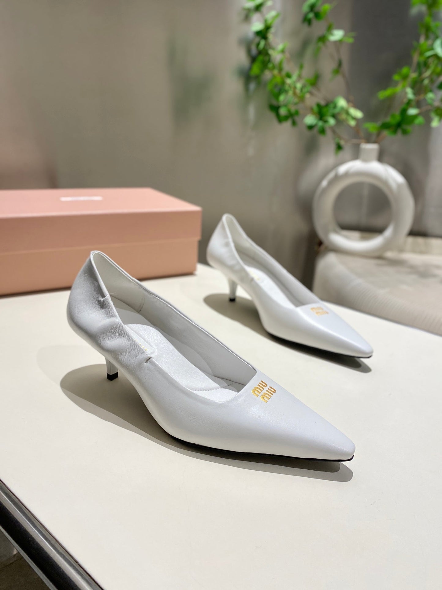 POINTED-TOE MID HEEL PUMPS IN WHITE SMOOTH LAMBSKIN - 34
