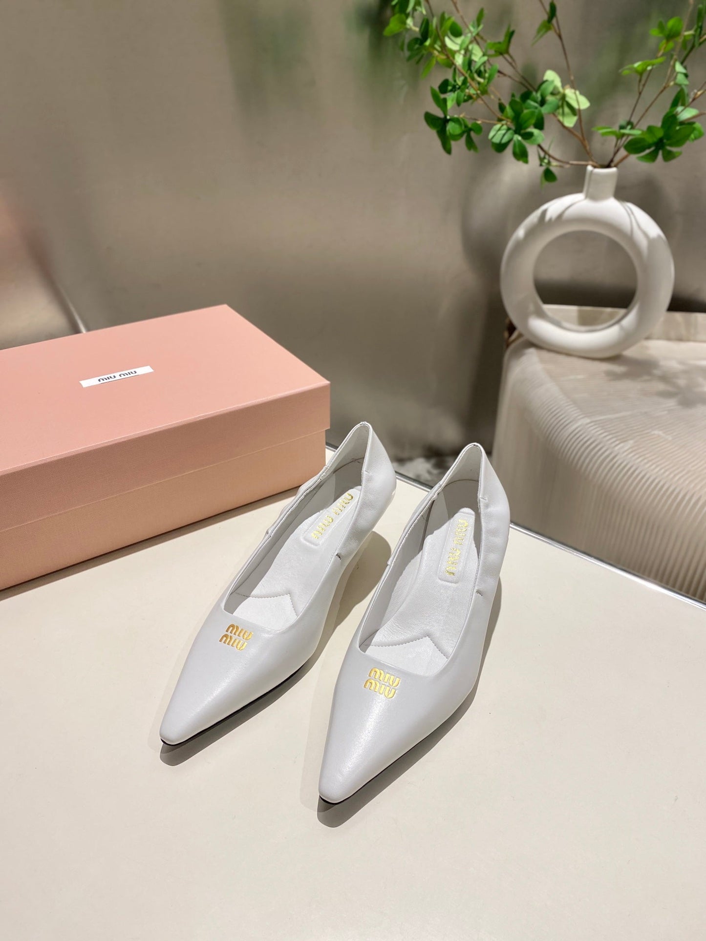 POINTED-TOE MID HEEL PUMPS IN WHITE SMOOTH LAMBSKIN - 34