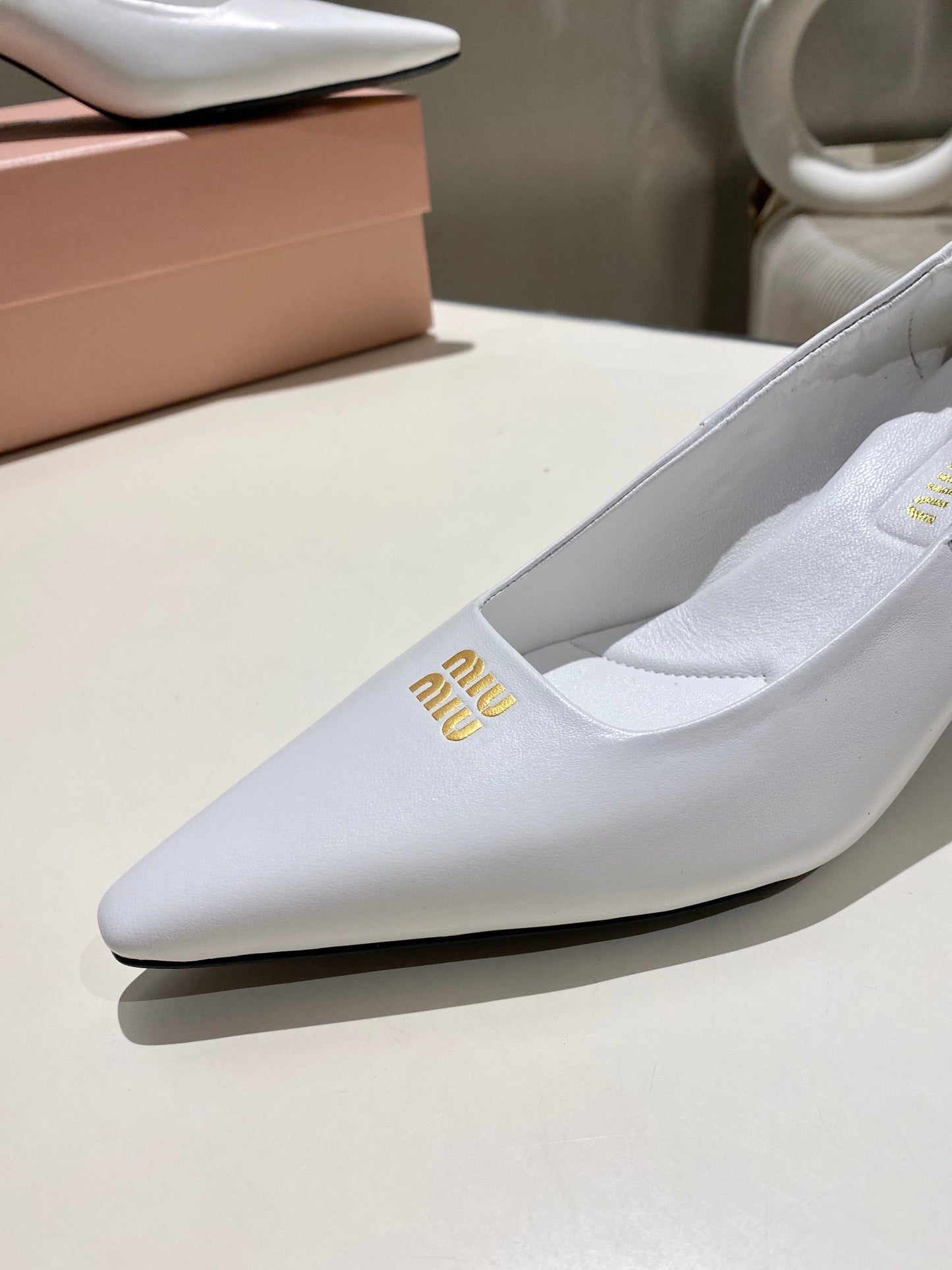 POINTED-TOE MID HEEL PUMPS IN WHITE SMOOTH LAMBSKIN - 34