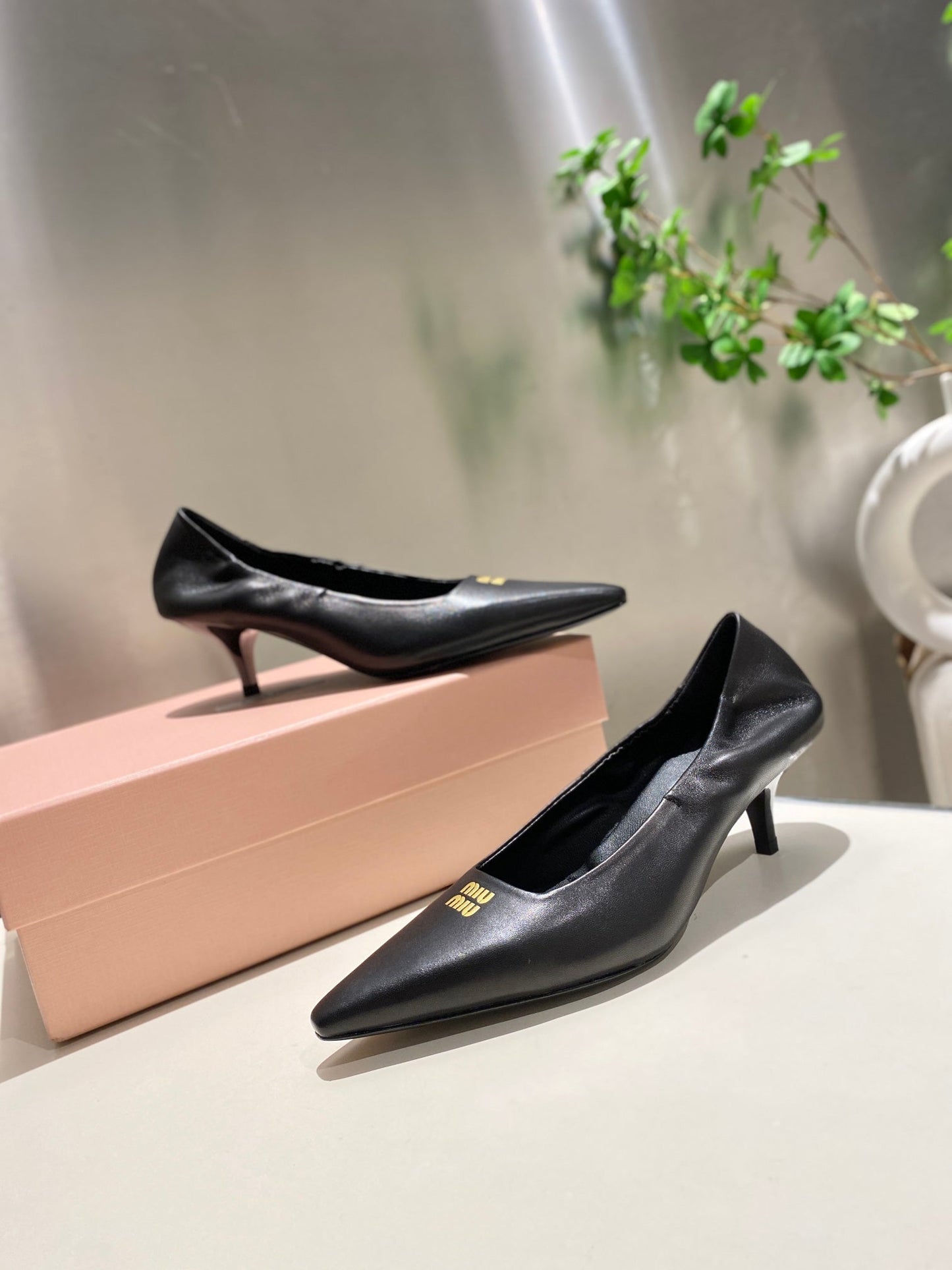POINTED-TOE MID HEEL PUMPS IN BLACK SMOOTH LAMBSKIN - 34