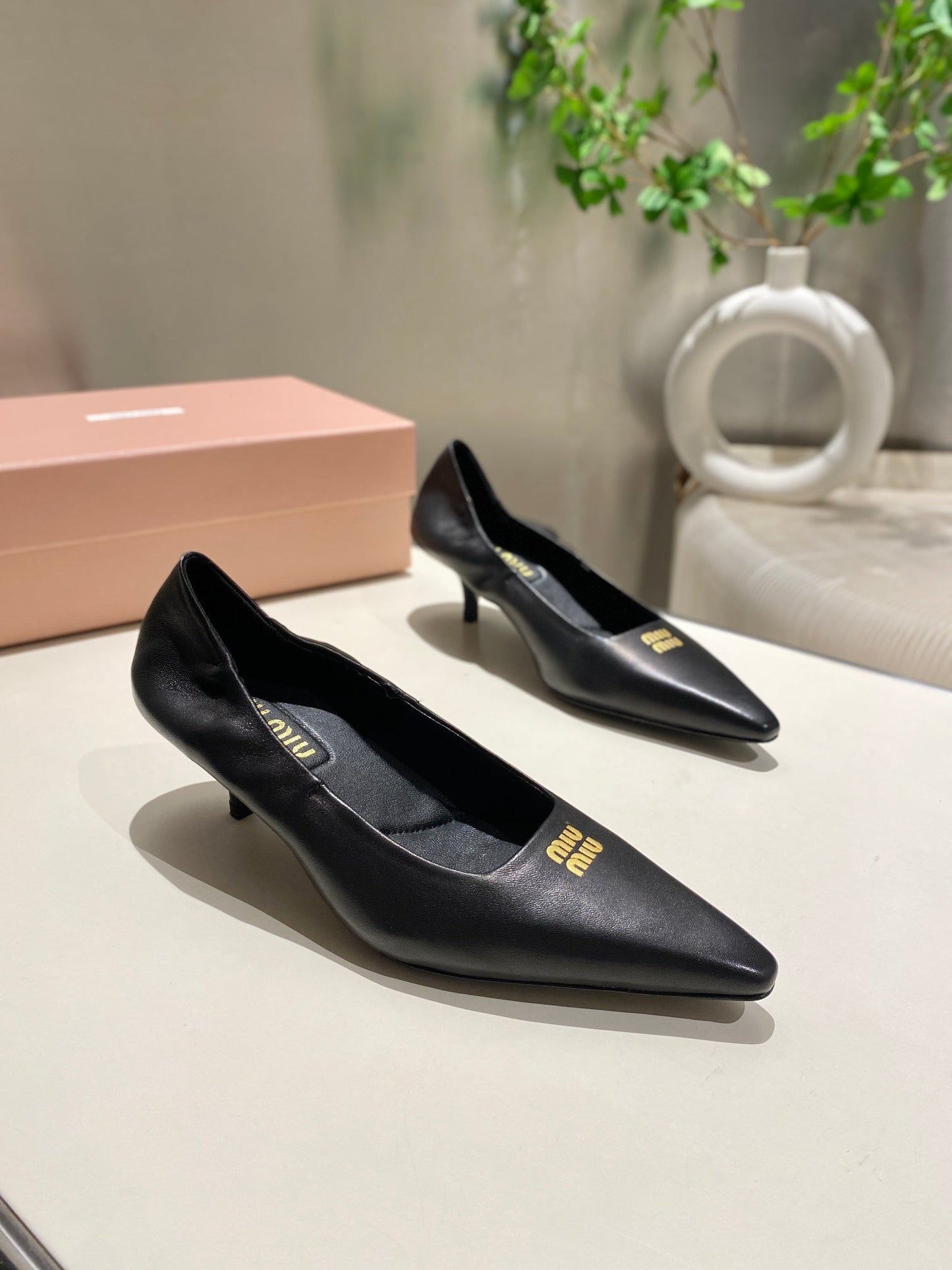 POINTED-TOE MID HEEL PUMPS IN BLACK SMOOTH LAMBSKIN - 34