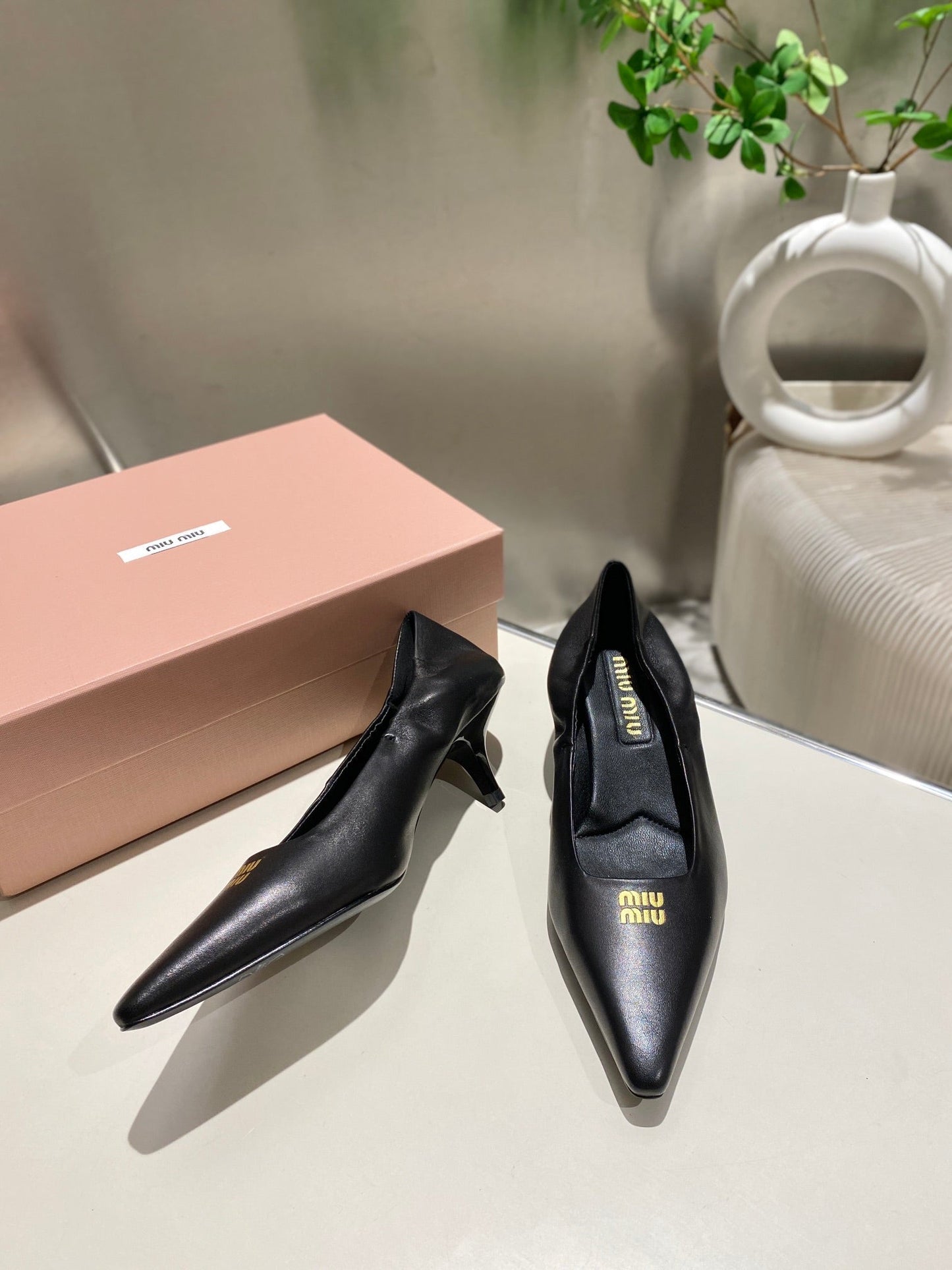 POINTED-TOE MID HEEL PUMPS IN BLACK SMOOTH LAMBSKIN - 34