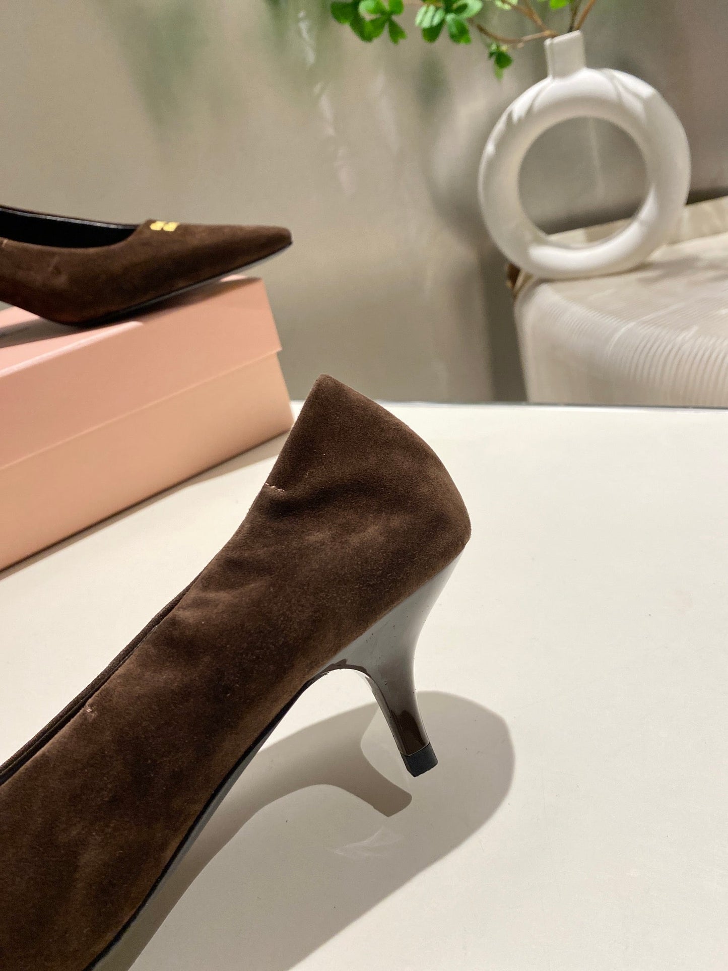 POINTED-TOE MID HEEL PUMPS IN CHOCOLATE SUEDE - 34