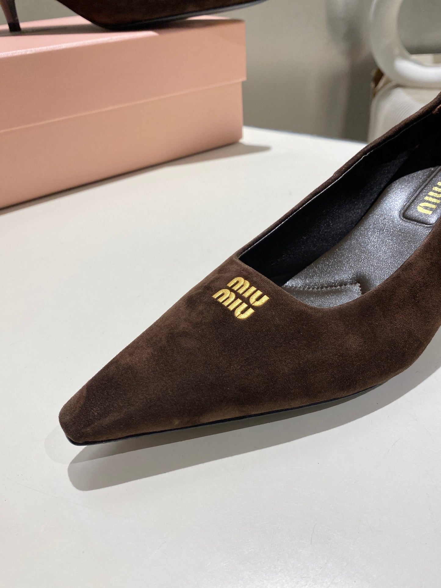 POINTED-TOE MID HEEL PUMPS IN CHOCOLATE SUEDE - 34