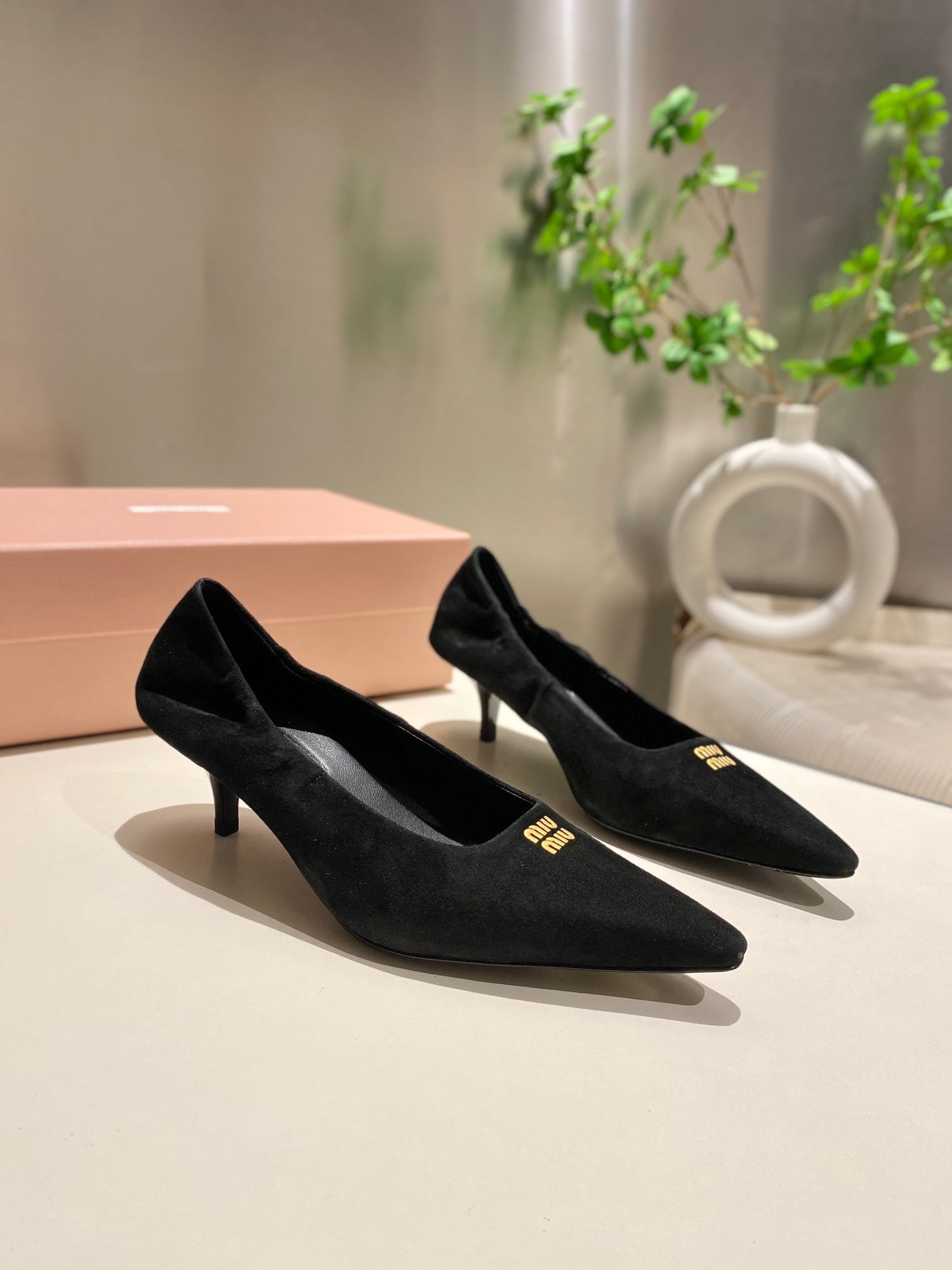 POINTED-TOE MID HEEL PUMPS IN BLACK SUEDE - 34