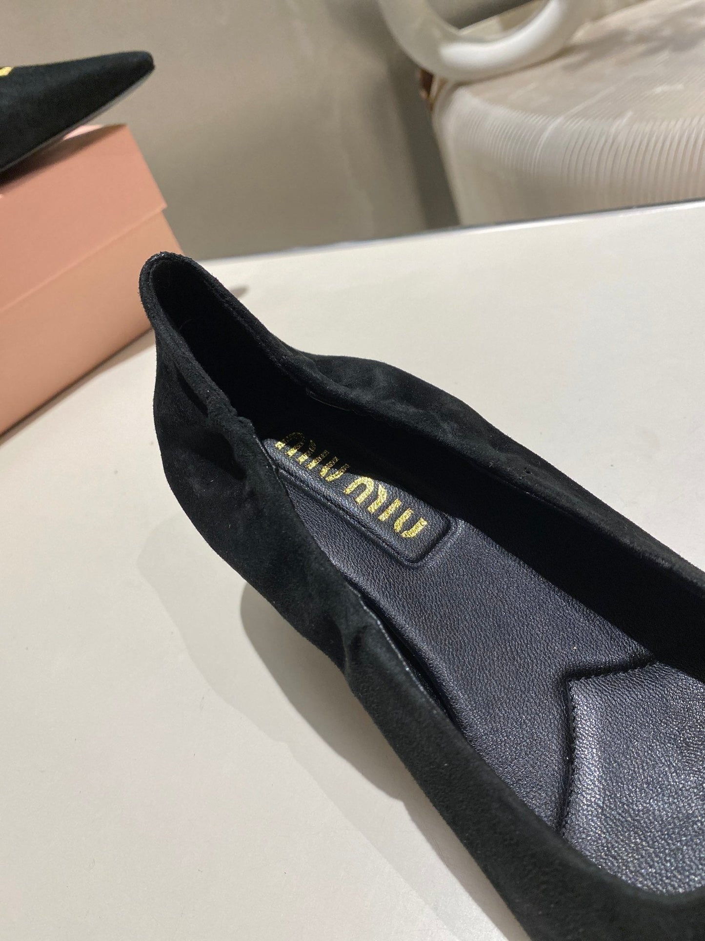 POINTED-TOE MID HEEL PUMPS IN BLACK SUEDE - 34