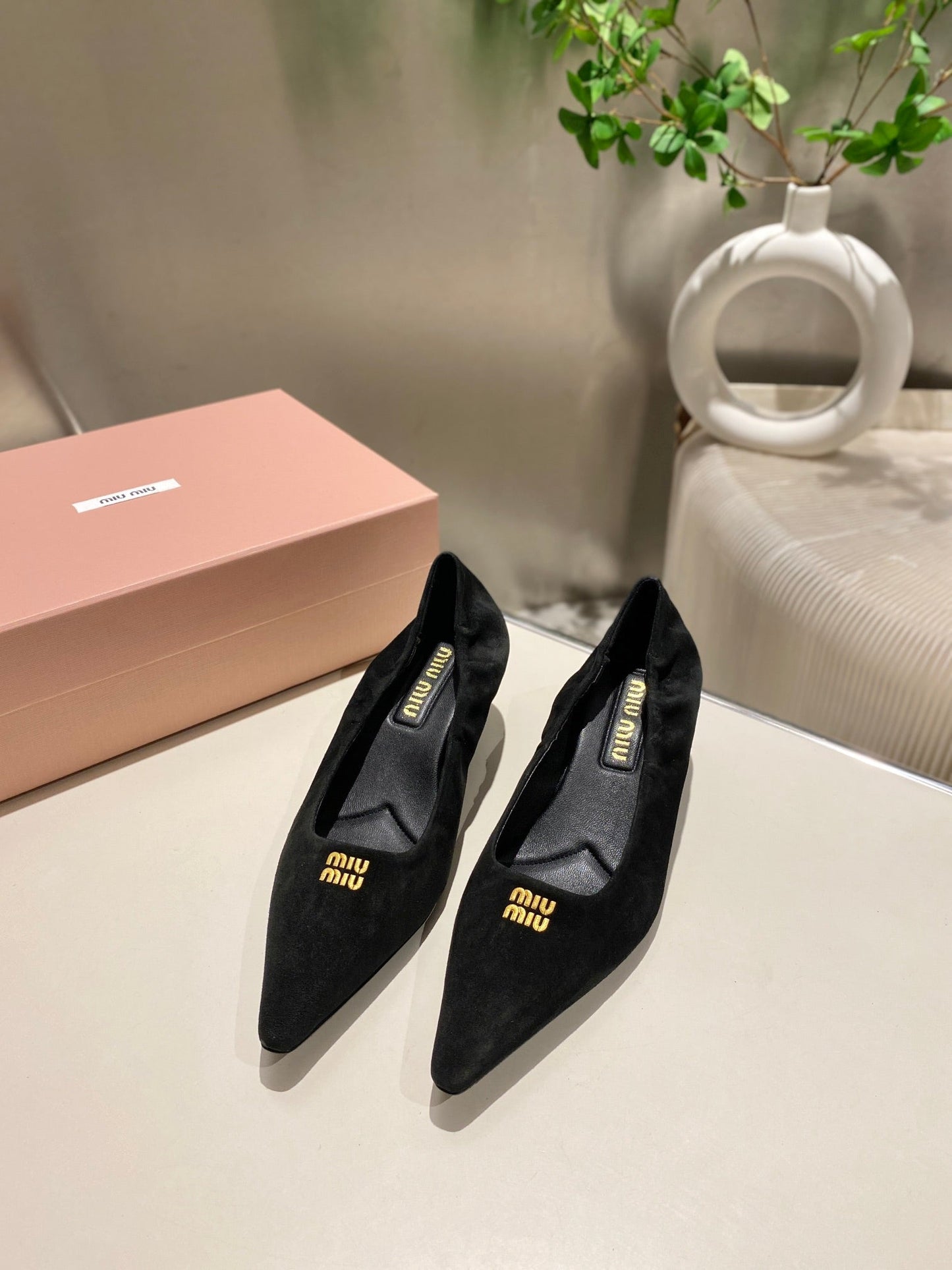 POINTED-TOE MID HEEL PUMPS IN BLACK SUEDE - 34