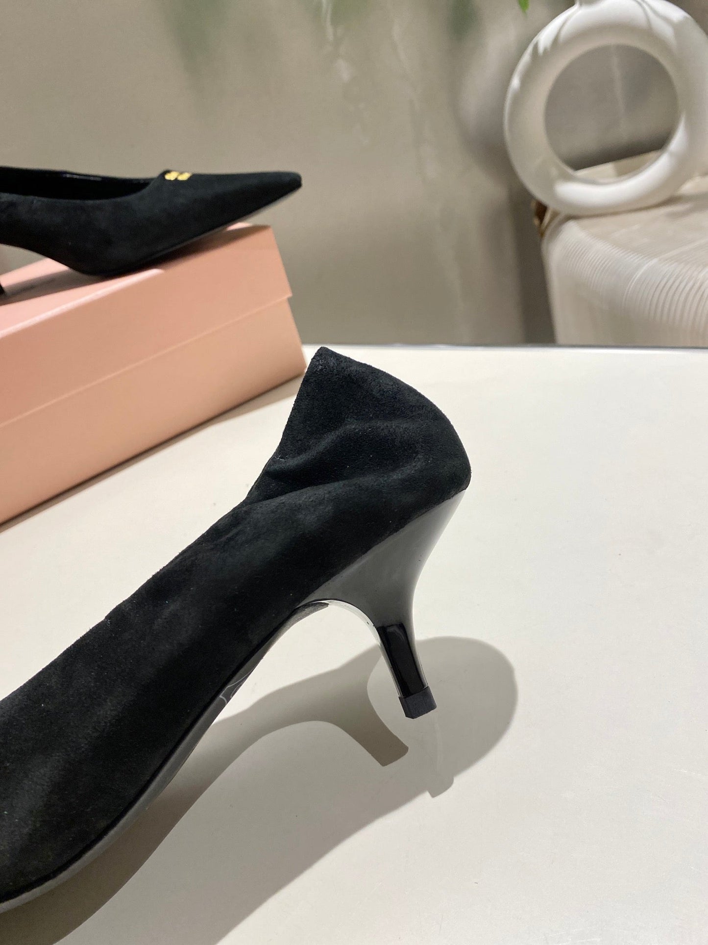 POINTED-TOE MID HEEL PUMPS IN BLACK SUEDE - 34