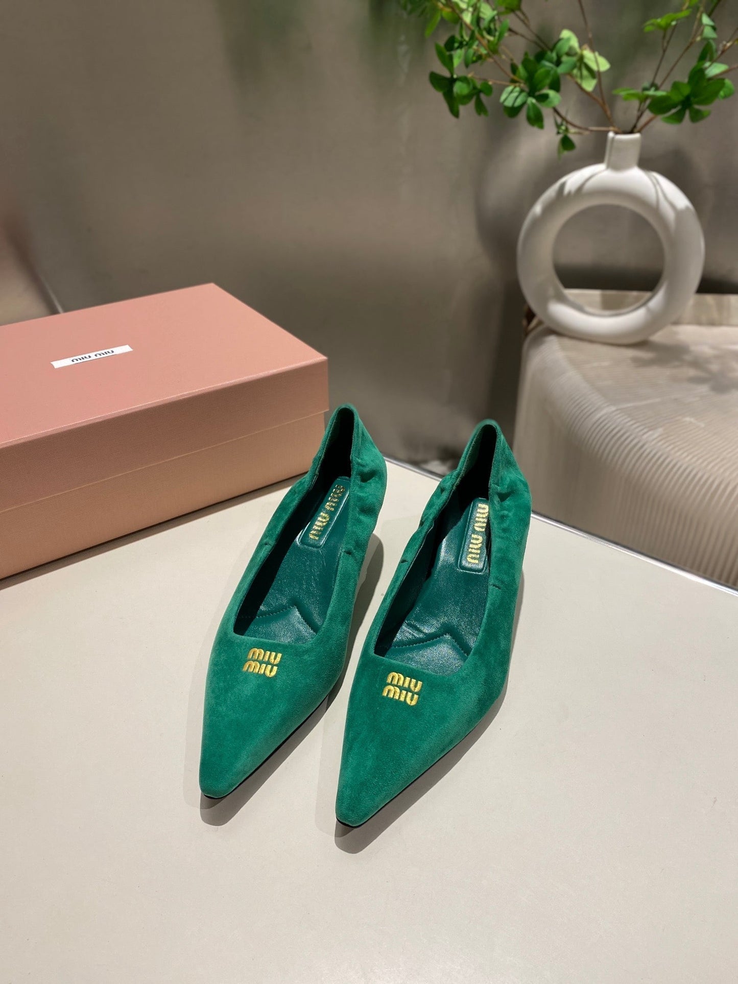 POINTED-TOE MID HEEL PUMPS IN GREEN SUEDE - 34