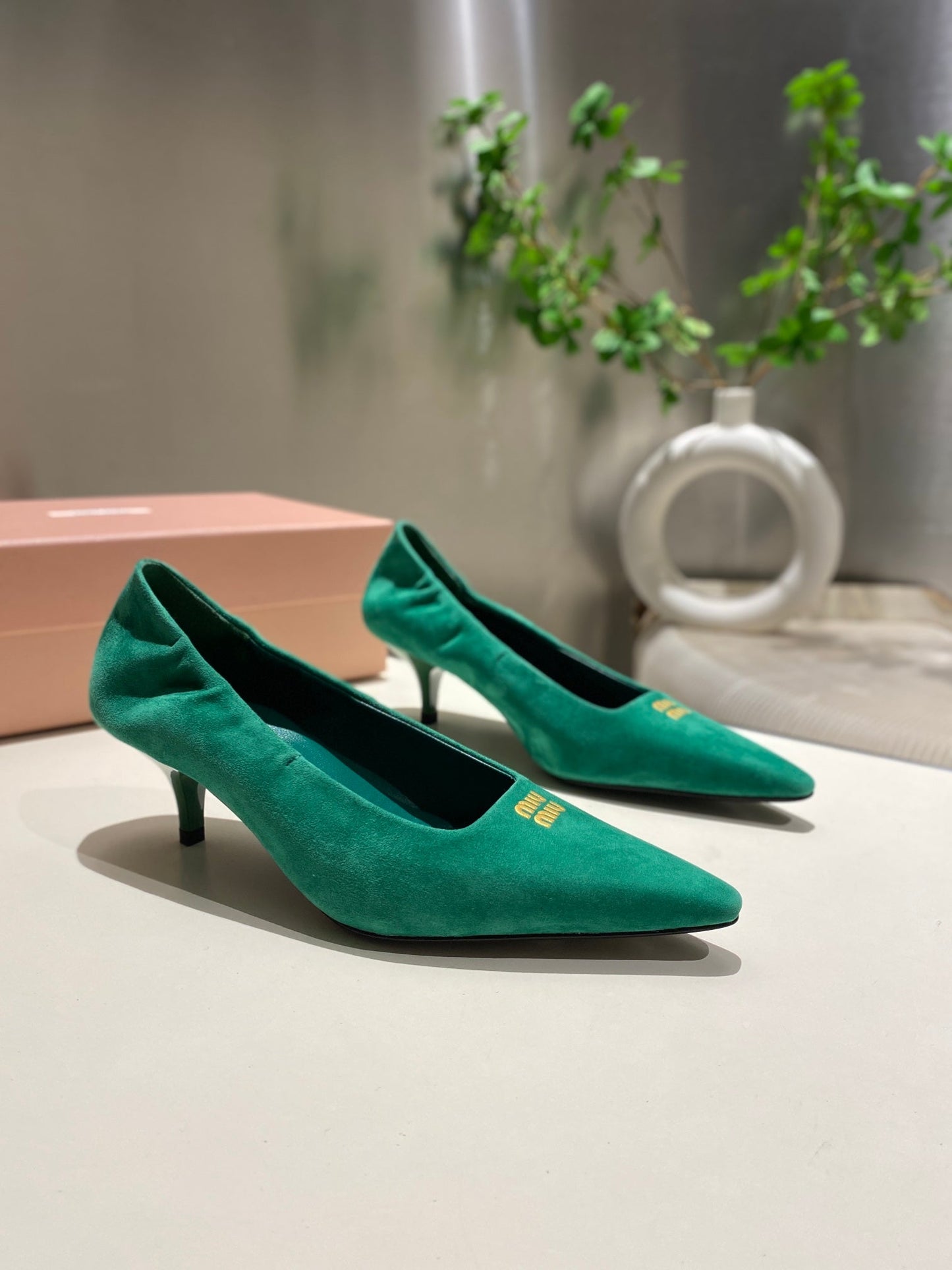 POINTED-TOE MID HEEL PUMPS IN GREEN SUEDE - 34