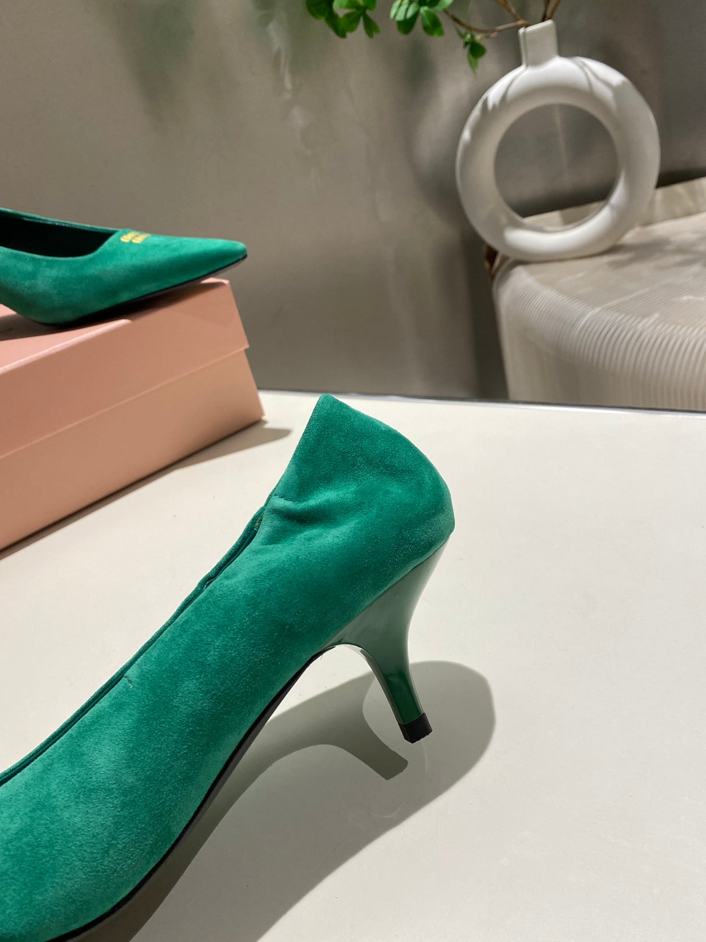 POINTED-TOE MID HEEL PUMPS IN GREEN SUEDE - 34