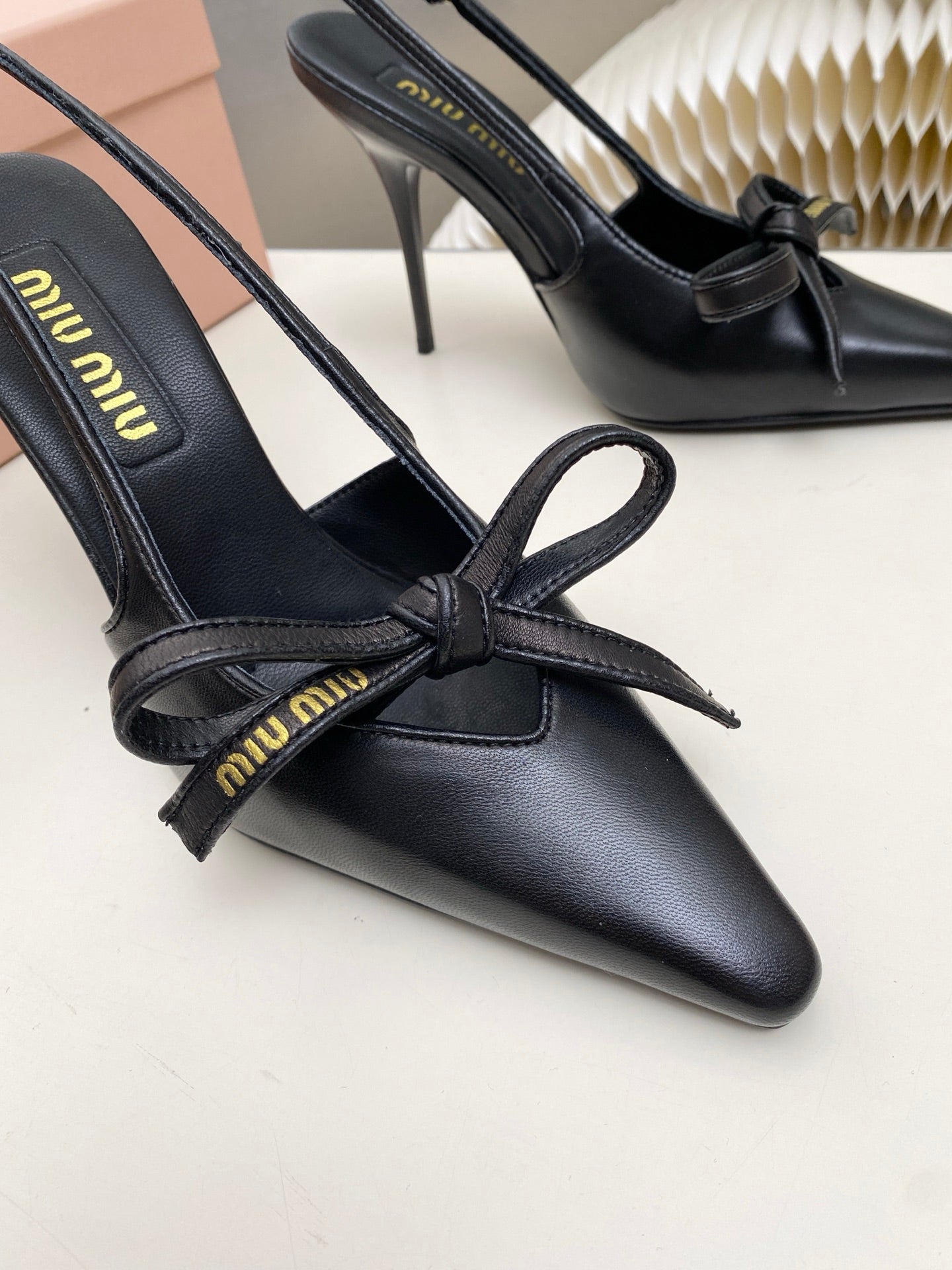 БОСОНІЖКИ MIUMIU 26S З РЕМІНЦЕМ НА П'ЯТІ ТА БАНТОМ, 105 ММ, З ЧОРНОЇ ТЕЛЯЧОЇ ШКІРИ
