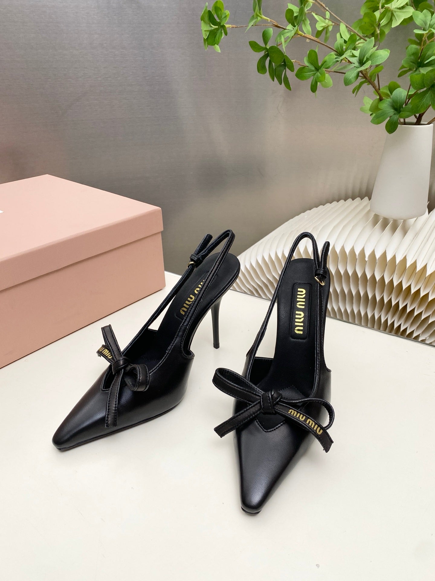 БОСОНІЖКИ MIUMIU 26S З РЕМІНЦЕМ НА П'ЯТІ ТА БАНТОМ, 105 ММ, З ЧОРНОЇ ТЕЛЯЧОЇ ШКІРИ