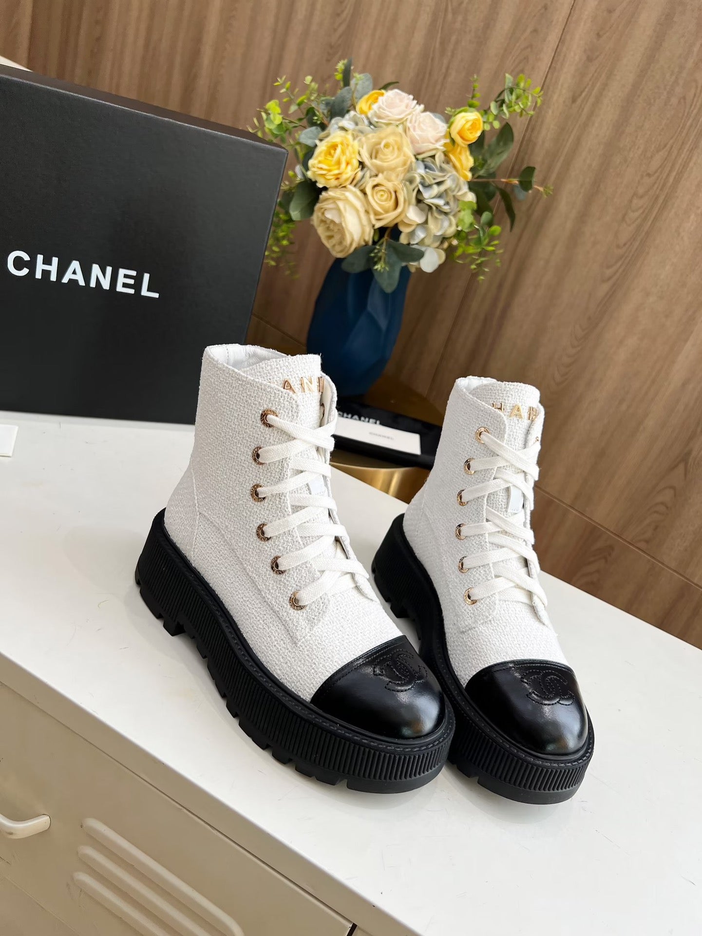SHORT BOOTS IN WHITE TWEED AND BLACK CALFSKIN - 34