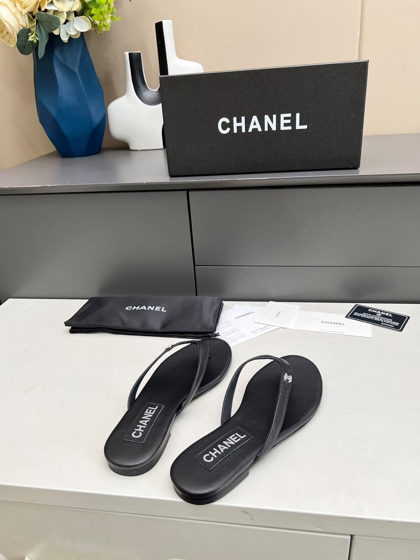 THONG SLIPPERS IN BLACK COWHIDE - 35