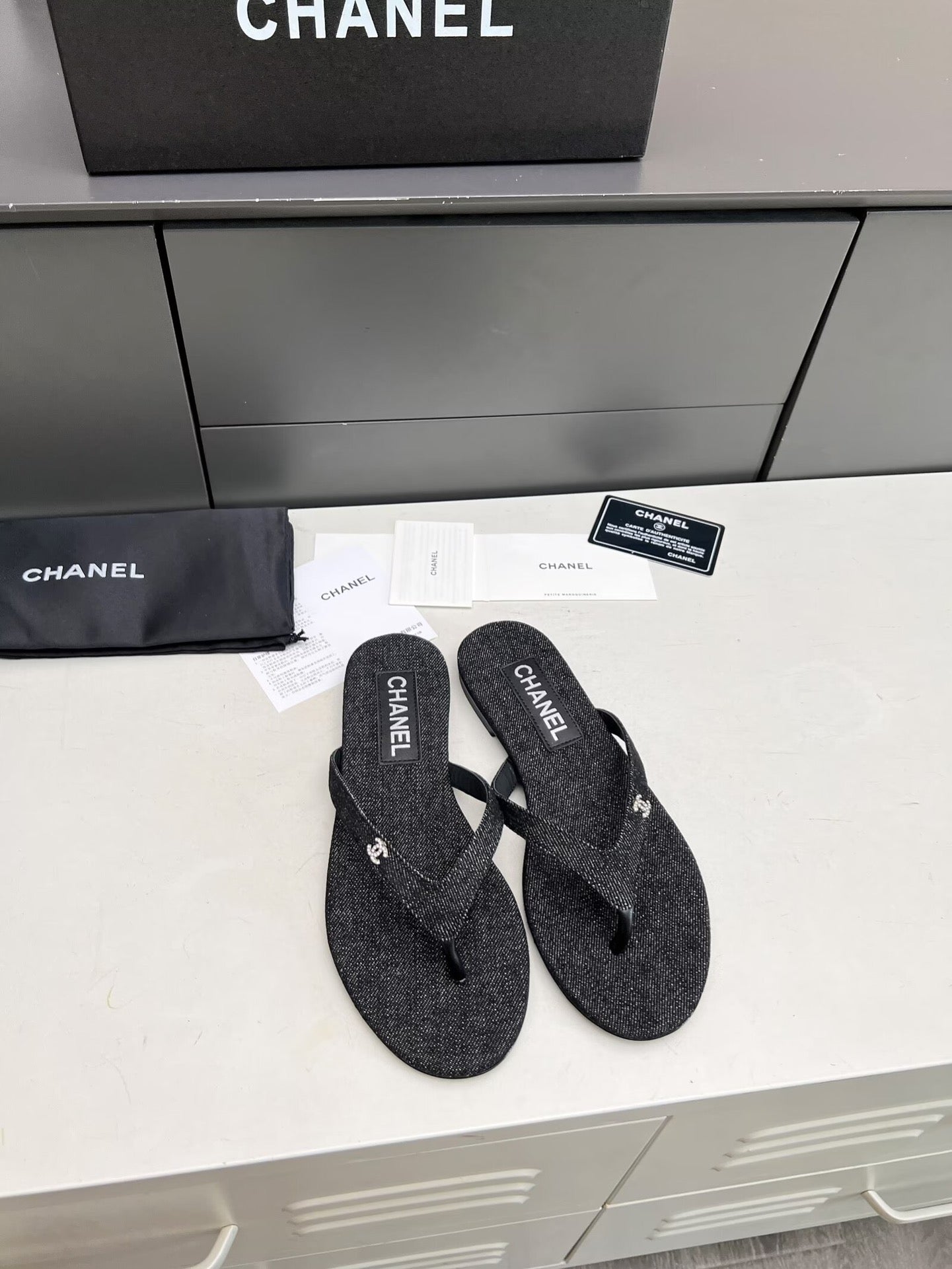 THONG SLIPPERS IN BLACK DENIM - 35