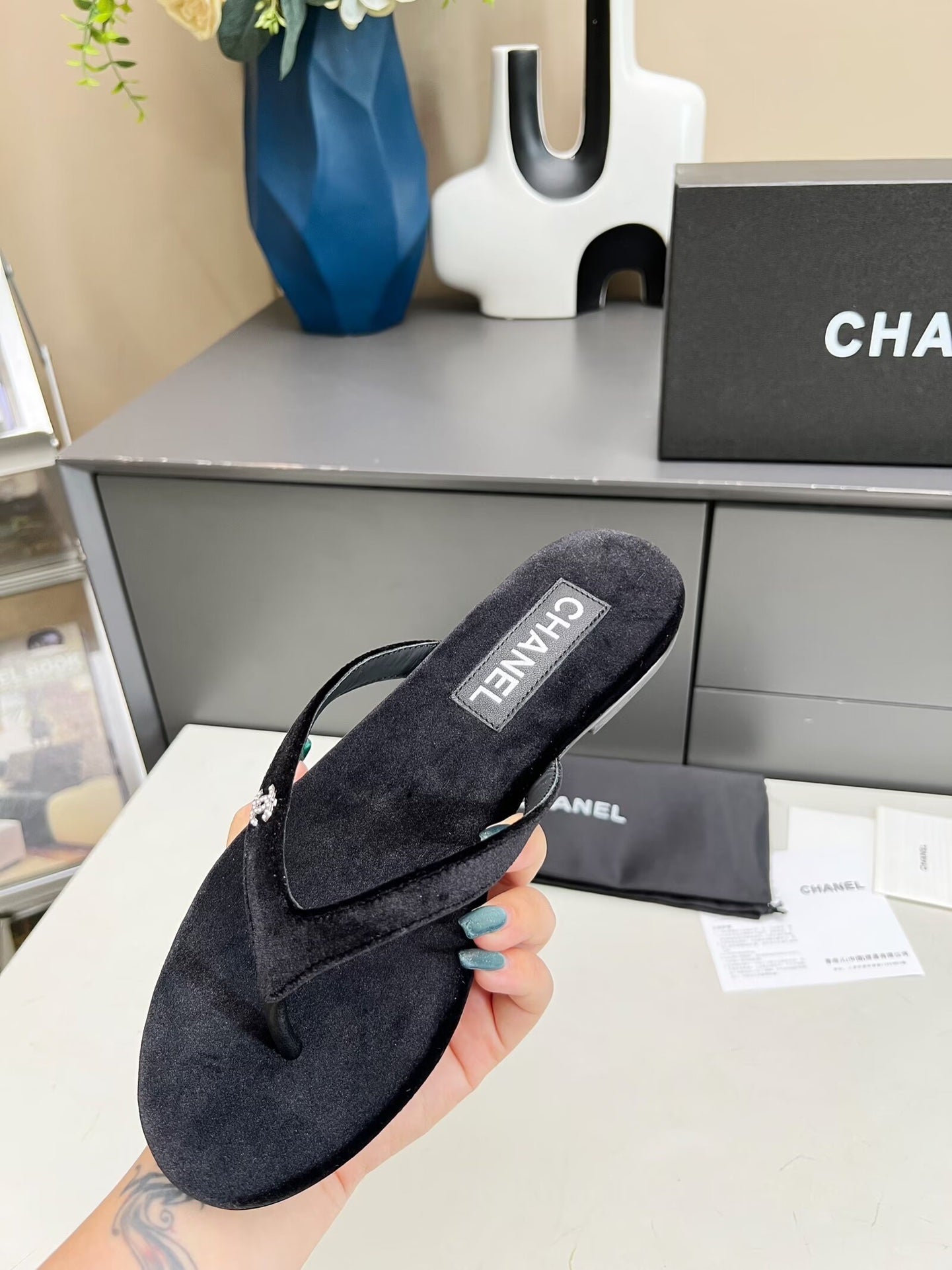 THONG SLIPPERS IN BLACK VELVET - 35