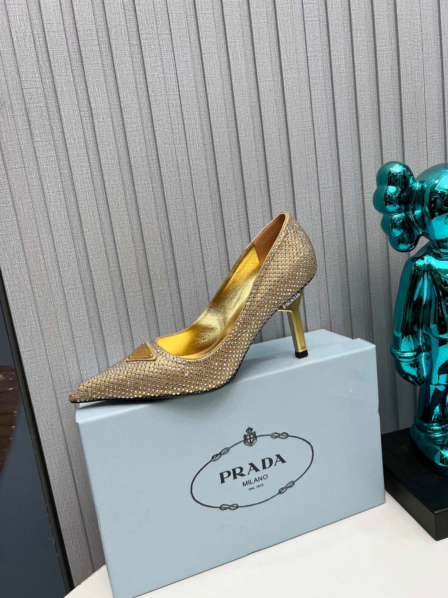 CRYSTAL HIGH-HEEL PUMPS IN GOLD SATIN WITH TRIANGLE LOGO - 34