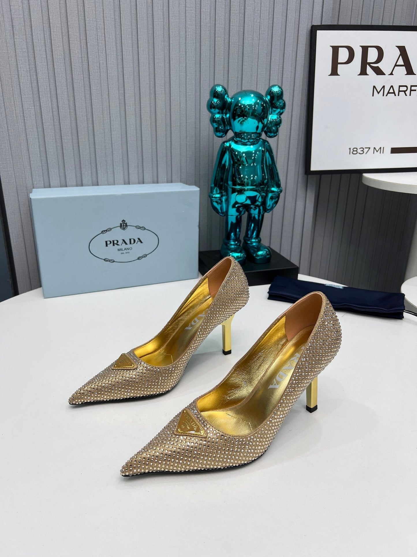 CRYSTAL HIGH-HEEL PUMPS IN GOLD SATIN WITH TRIANGLE LOGO - 34