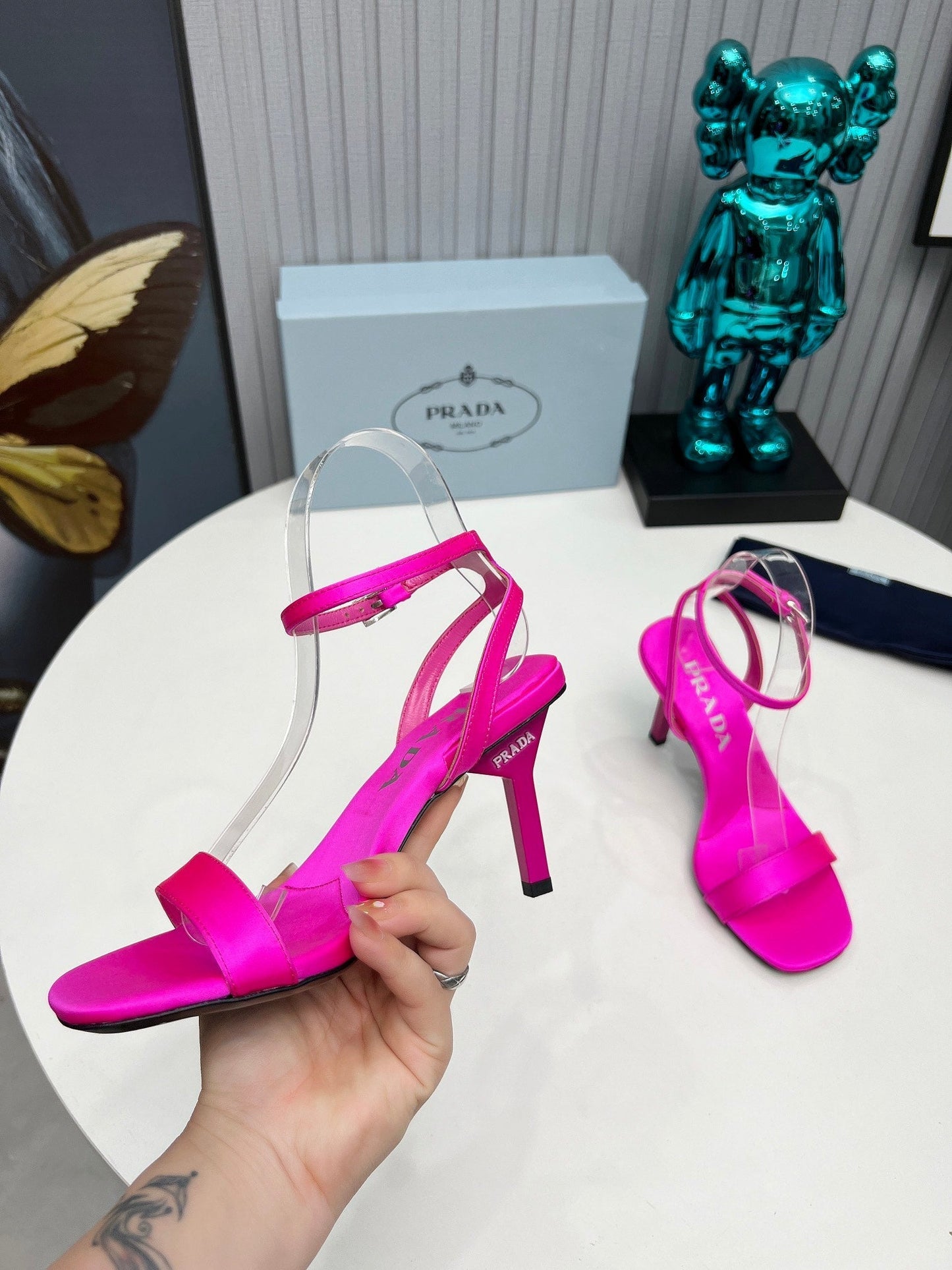 БОСОНІЖКИ PRADA 26S З РЕМІНЦЕМ НА ЩИКОЛОТЦІ, НА ШПИЛЬЦІ, ВИСОТОЮ 80 ММ, З АТЛАСУ КОЛЬОРУ ФУКСІЇ