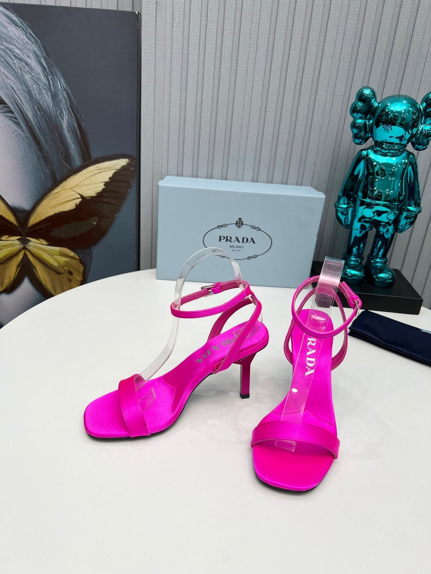 БОСОНІЖКИ PRADA 26S З РЕМІНЦЕМ НА ЩИКОЛОТЦІ, НА ШПИЛЬЦІ, ВИСОТОЮ 80 ММ, З АТЛАСУ КОЛЬОРУ ФУКСІЇ