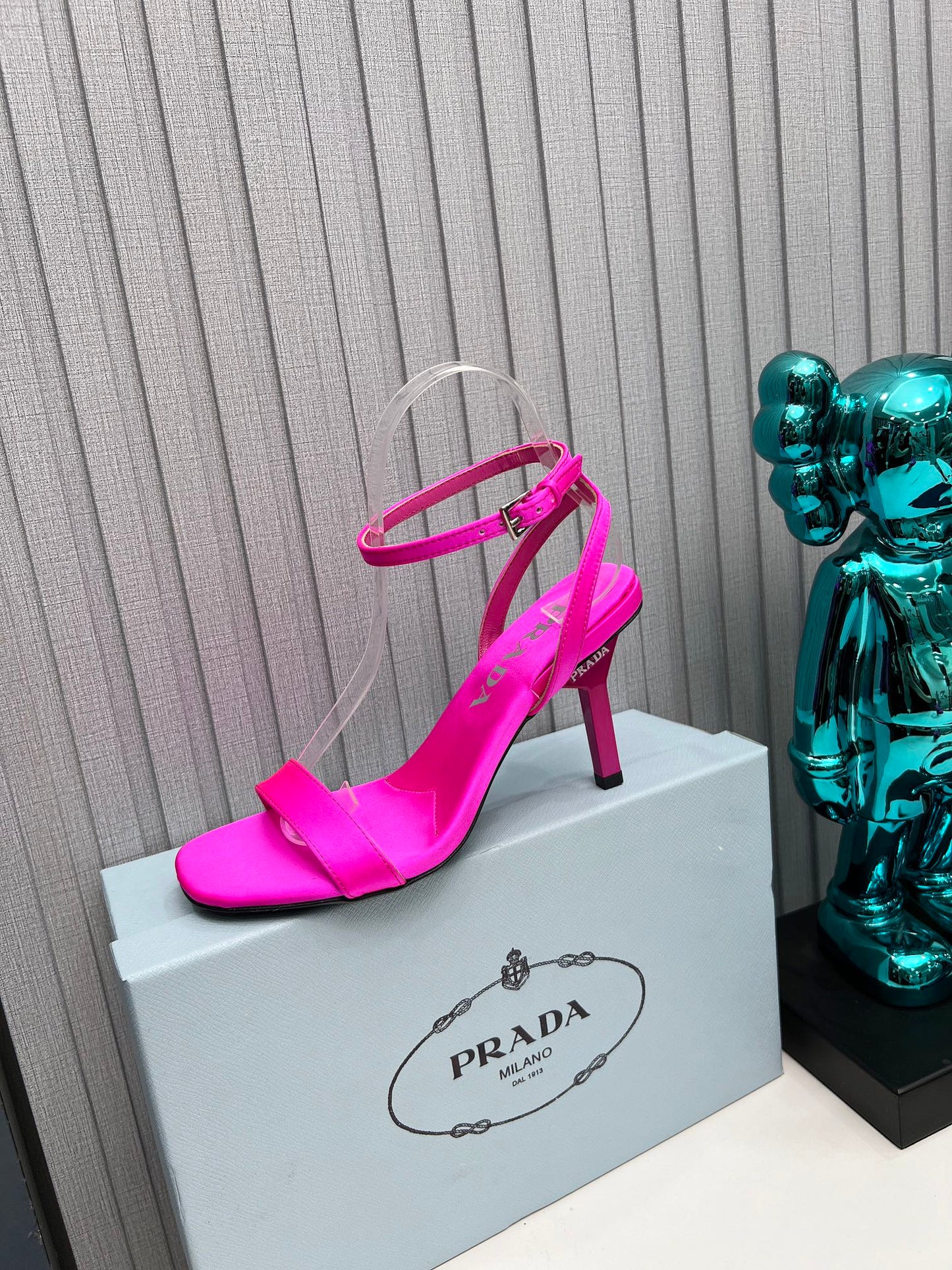 БОСОНІЖКИ PRADA 26S З РЕМІНЦЕМ НА ЩИКОЛОТЦІ, НА ШПИЛЬЦІ, ВИСОТОЮ 80 ММ, З АТЛАСУ КОЛЬОРУ ФУКСІЇ