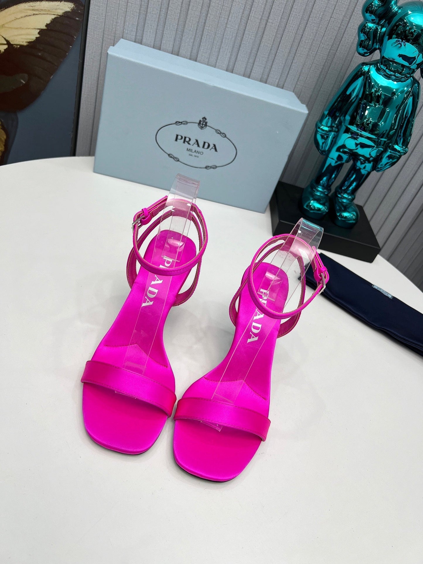 БОСОНІЖКИ PRADA 26S З РЕМІНЦЕМ НА ЩИКОЛОТЦІ, НА ШПИЛЬЦІ, ВИСОТОЮ 80 ММ, З АТЛАСУ КОЛЬОРУ ФУКСІЇ