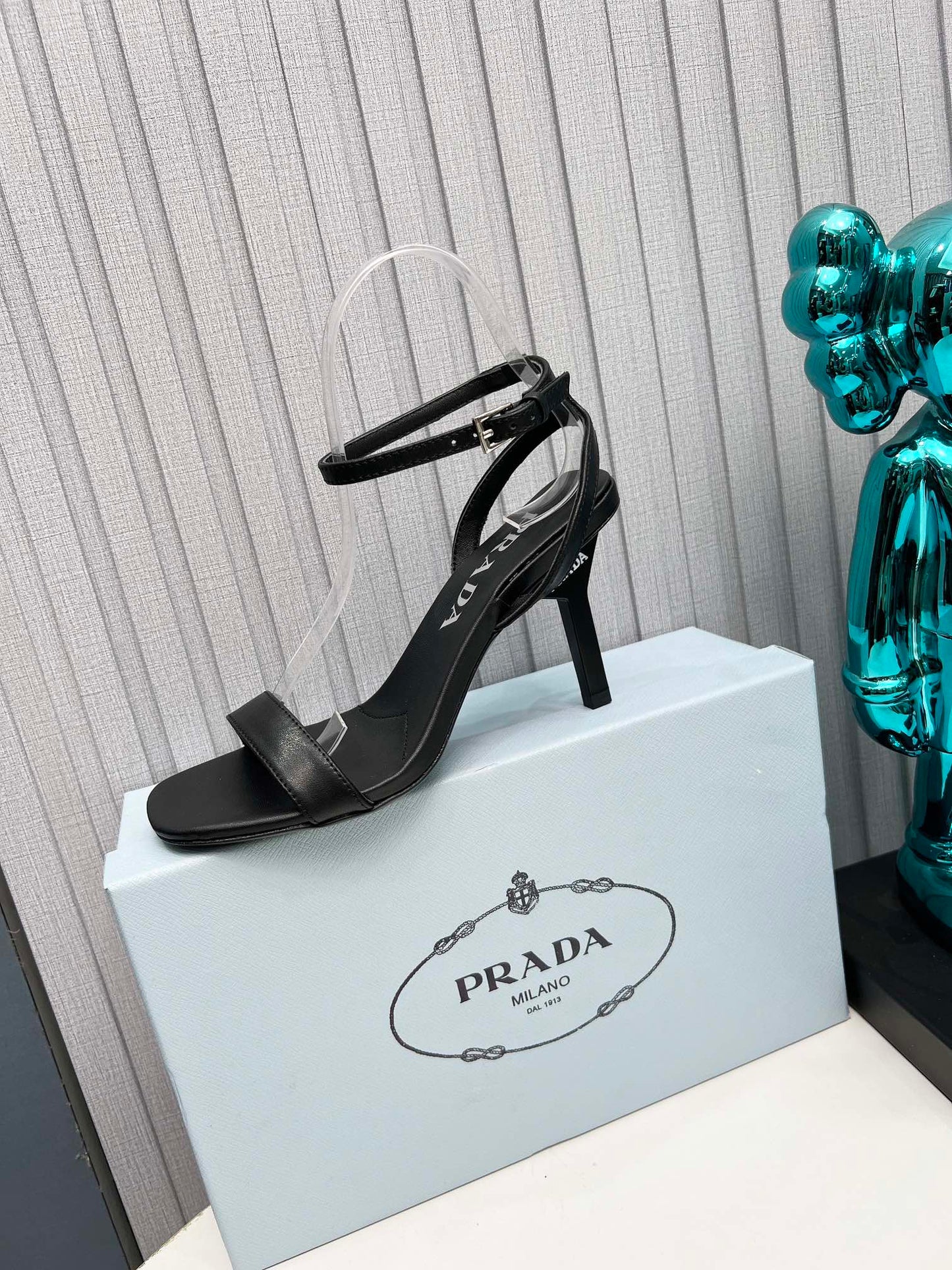 БОСОНІЖКИ PRADA 26S НА ШПИЛЬЦІ 80 ММ З РЕМІНЦЕМ НА ЩИКОЛОТЦІ З ЧОРНОЇ ТЕЛЯЧОЇ ШКІРИ