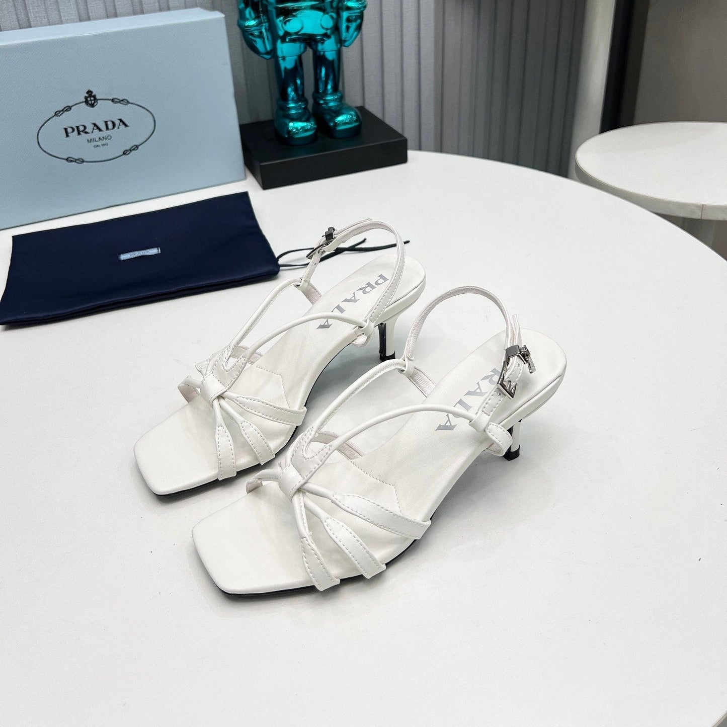 БОСОНІЖКИ PRADA 26S З РЕМІНЦЯМИ НА ШПИЛЬЦІ 60 ММ З БІЛОЇ ТЕЛЯЧОЇ ШКІРИ