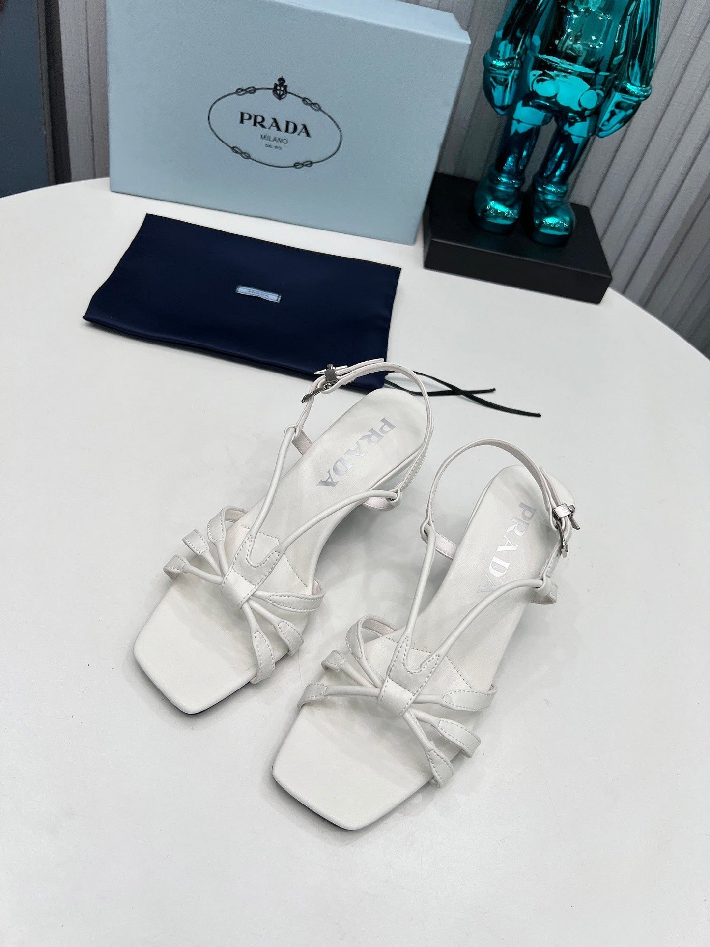 БОСОНІЖКИ PRADA 26S З РЕМІНЦЯМИ НА ШПИЛЬЦІ 60 ММ З БІЛОЇ ТЕЛЯЧОЇ ШКІРИ