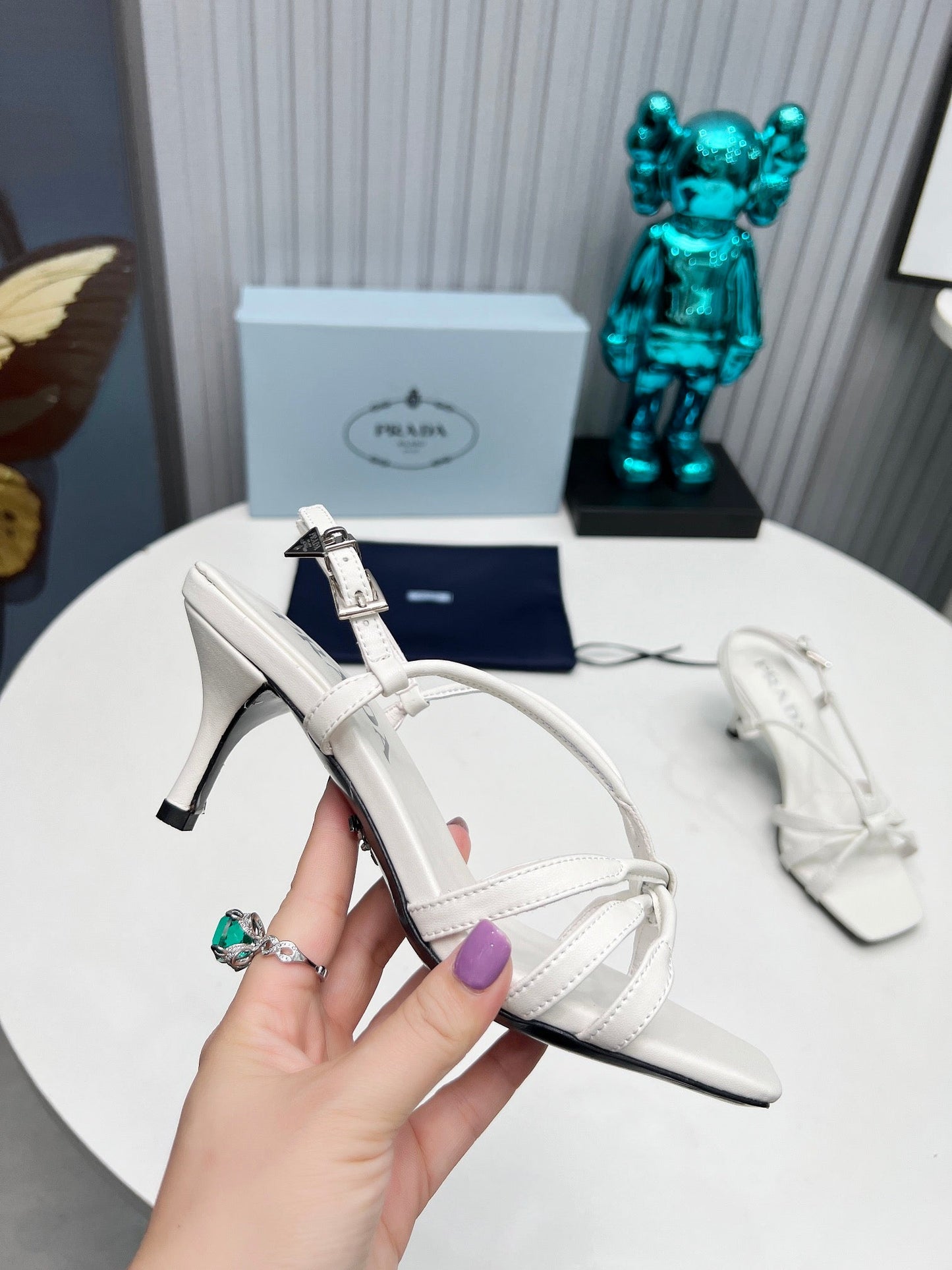 БОСОНІЖКИ PRADA 26S З РЕМІНЦЯМИ НА ШПИЛЬЦІ 60 ММ З БІЛОЇ ТЕЛЯЧОЇ ШКІРИ