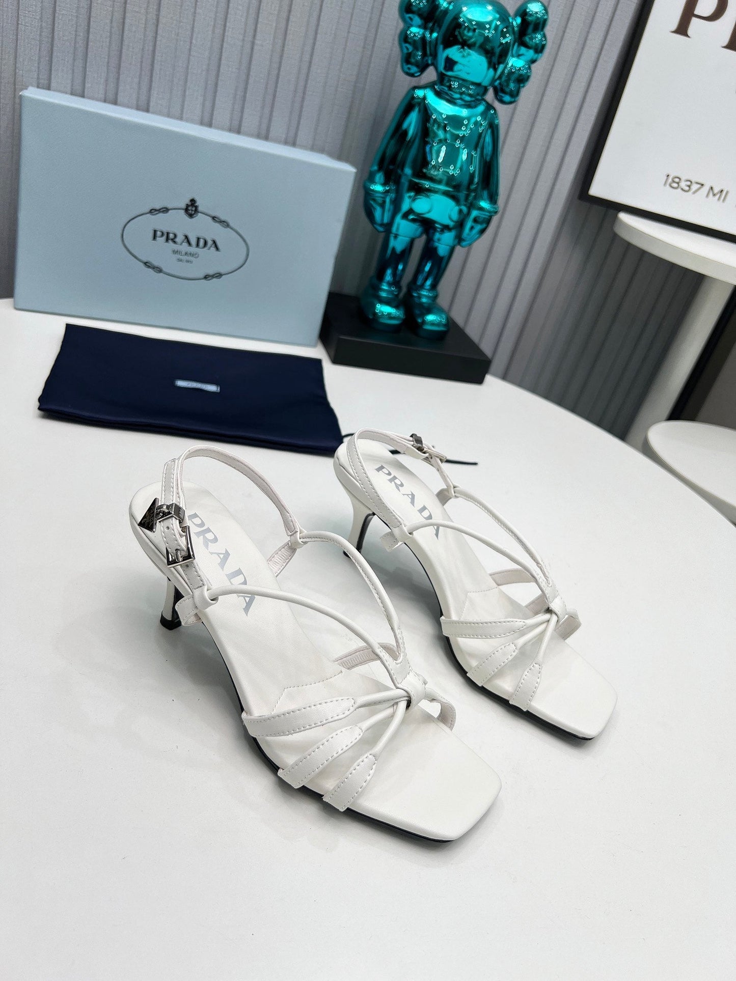БОСОНІЖКИ PRADA 26S З РЕМІНЦЯМИ НА ШПИЛЬЦІ 60 ММ З БІЛОЇ ТЕЛЯЧОЇ ШКІРИ