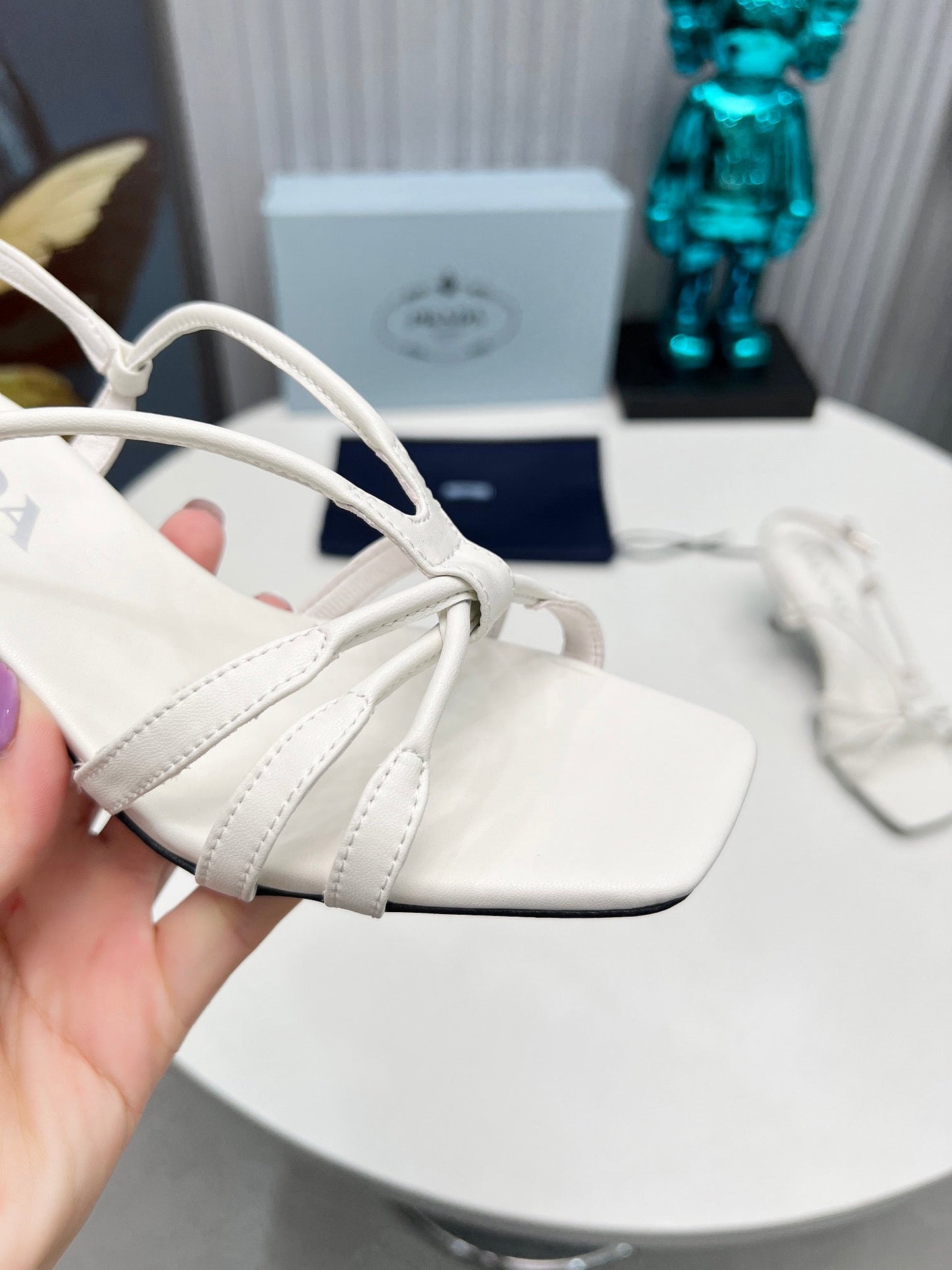 БОСОНІЖКИ PRADA 26S З РЕМІНЦЯМИ НА ШПИЛЬЦІ 60 ММ З БІЛОЇ ТЕЛЯЧОЇ ШКІРИ
