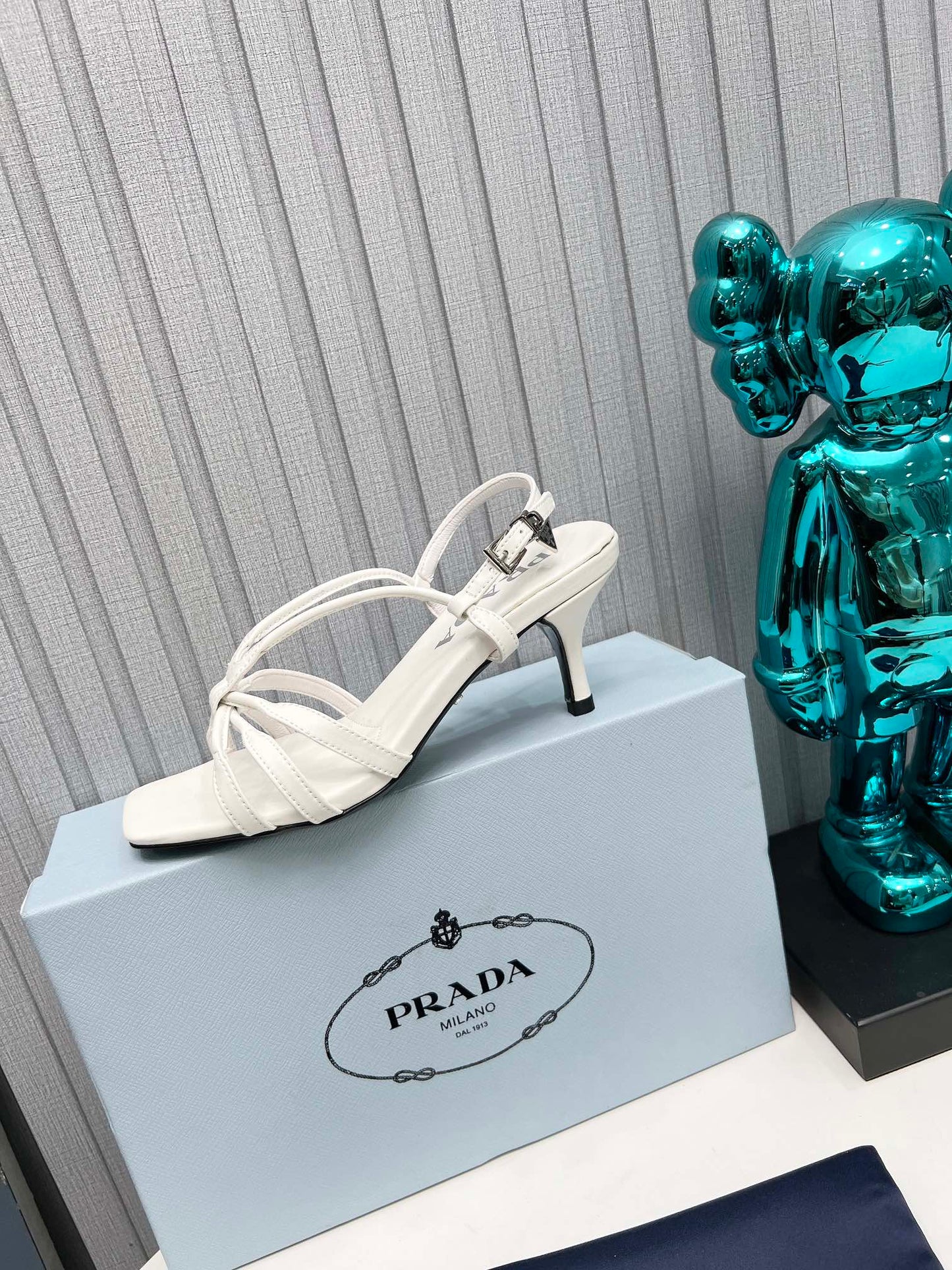 БОСОНІЖКИ PRADA 26S З РЕМІНЦЯМИ НА ШПИЛЬЦІ 60 ММ З БІЛОЇ ТЕЛЯЧОЇ ШКІРИ