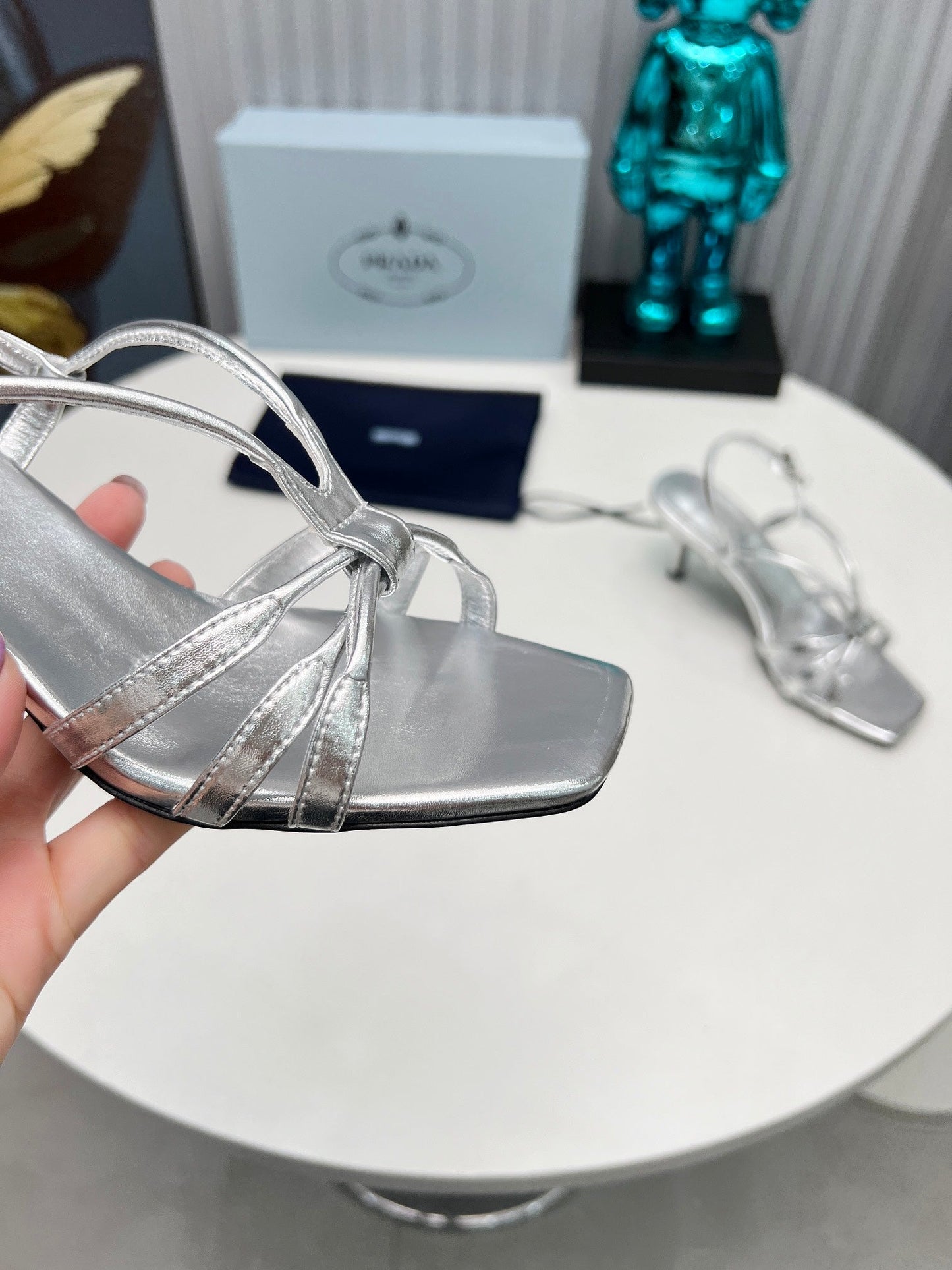 Босоніжки PRADA 26S на тонких ремінцях на шпильці 60 мм зі сріблястої телячої шкіри