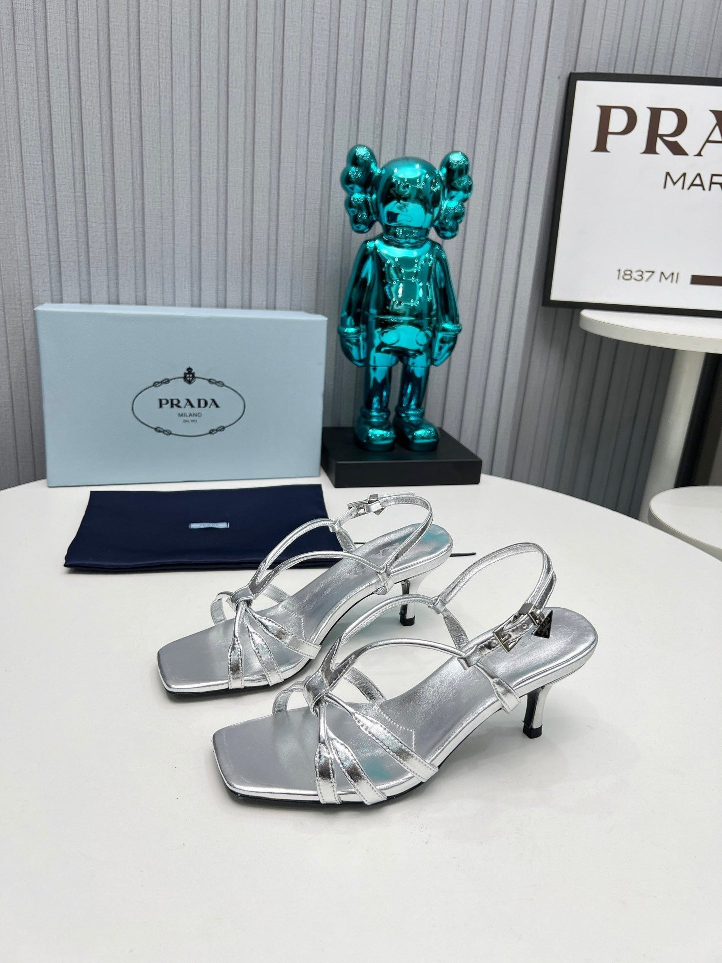Босоніжки PRADA 26S на тонких ремінцях на шпильці 60 мм зі сріблястої телячої шкіри