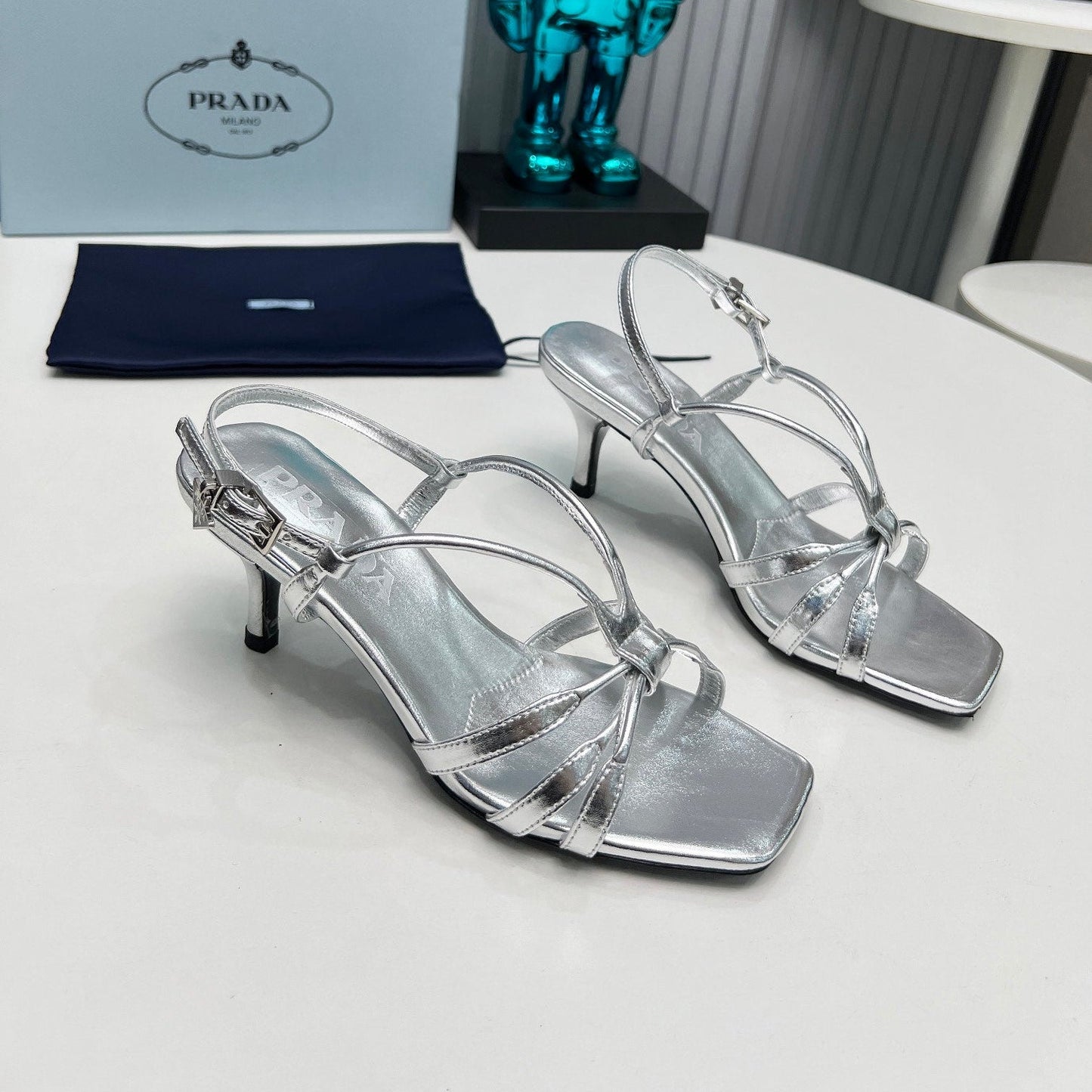 Босоніжки PRADA 26S на тонких ремінцях на шпильці 60 мм зі сріблястої телячої шкіри