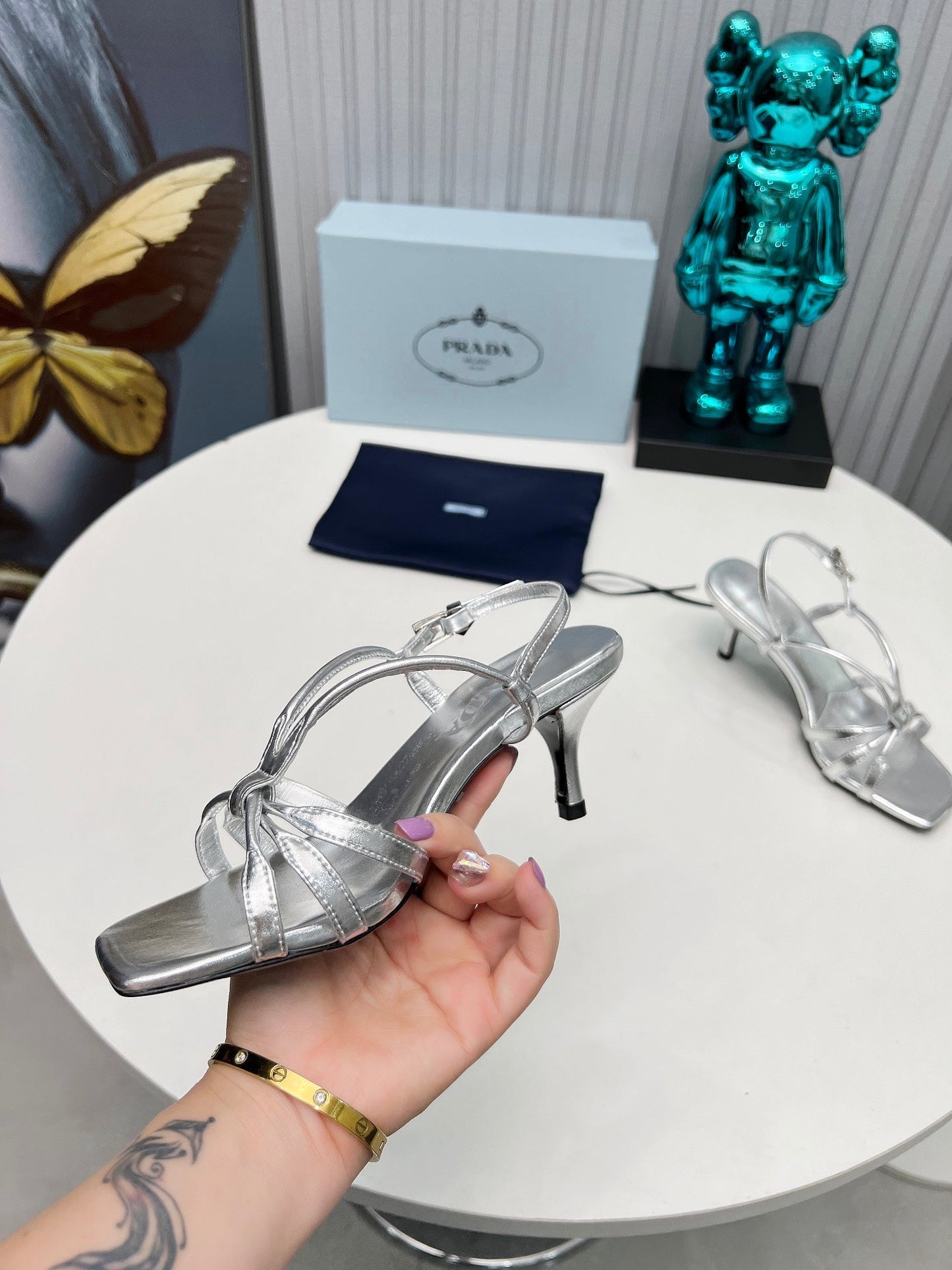 Босоніжки PRADA 26S на тонких ремінцях на шпильці 60 мм зі сріблястої телячої шкіри