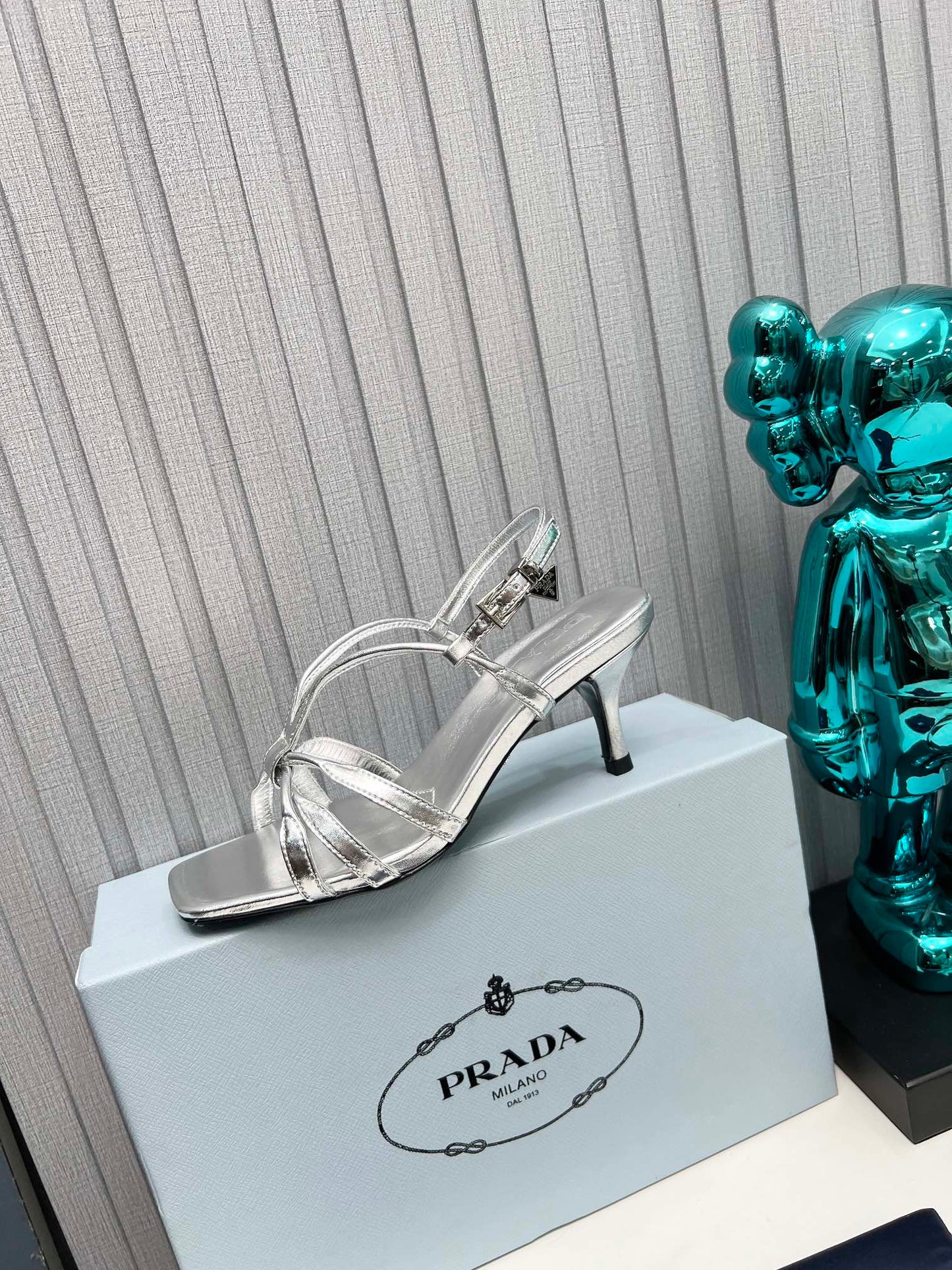 Босоніжки PRADA 26S на тонких ремінцях на шпильці 60 мм зі сріблястої телячої шкіри